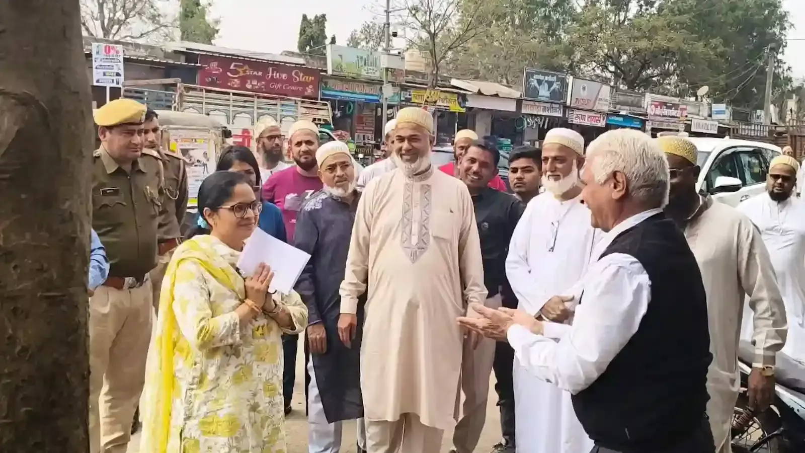 प्रतापगढ़ जिला कलक्टर डॉ. अंजलि राजोरिया अधिकारियों के साथ एमजी रोड पर दुकानों का निरीक्षण करते हुए। प्रतापगढ़ जिला कलक्टर डॉ. अंजलि राजोरिया अधिकारियों के साथ एमजी रोड पर दुकानों का निरीक्षण करते हुए।