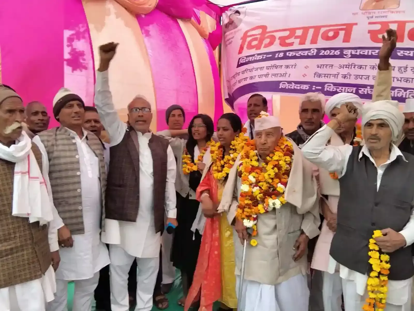 हलैना में आयोजित किसान सम्मेलन के दौरान मंच पर उपस्थित नेता और एकत्रित किसान समूह।