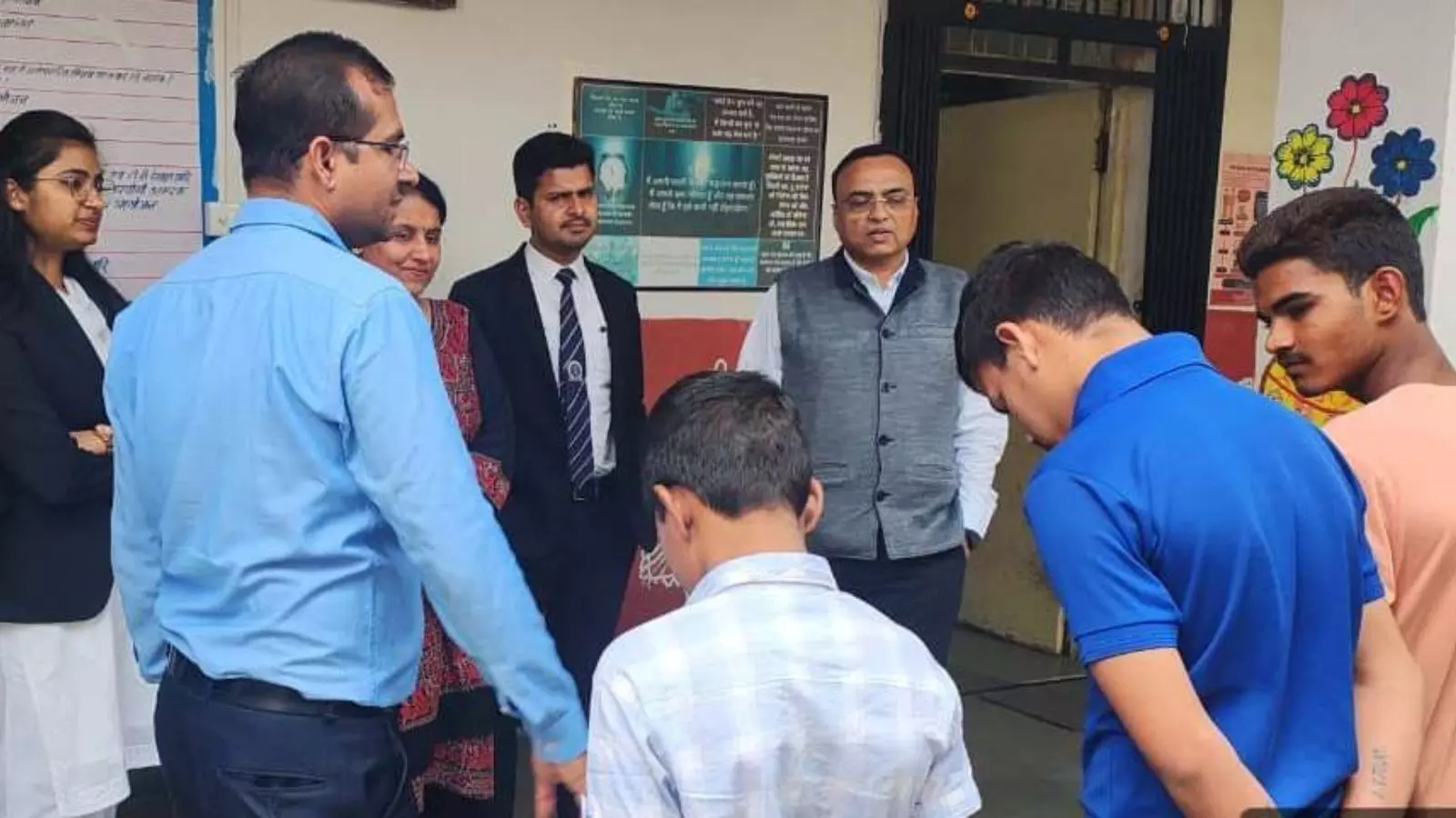 चित्तौड़गढ़ में राजकीय किशोर गृह का निरीक्षण करते हुए प्रशिक्षु न्यायिक अधिकारी और प्राधिकरण सचिव। चित्तौड़गढ़ में राजकीय किशोर गृह का निरीक्षण करते हुए प्रशिक्षु न्यायिक अधिकारी और प्राधिकरण सचिव।