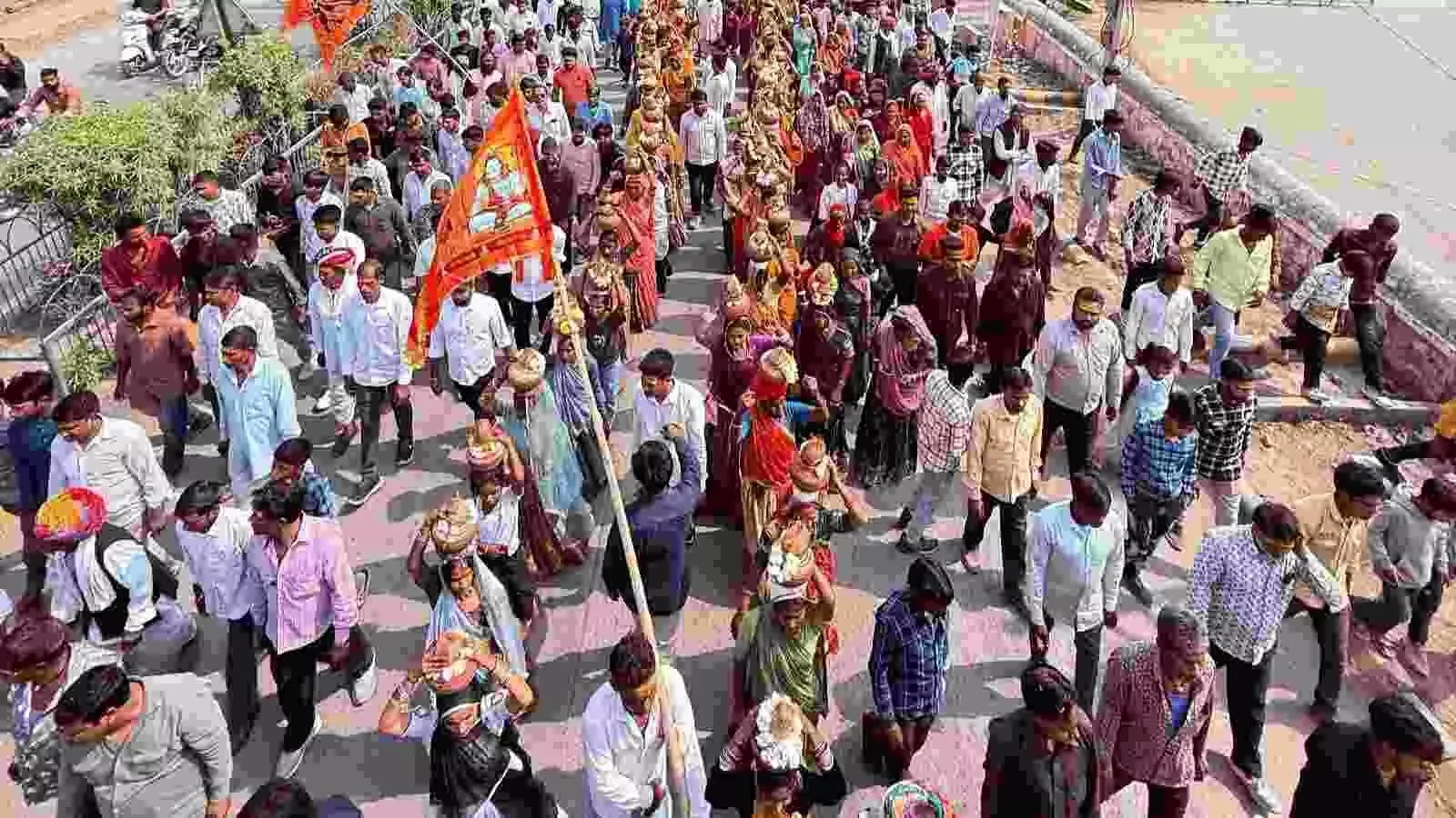 चित्तौड़गढ़ में संगम महादेव मंदिर मार्ग पर हिंदू सम्मेलन के दौरान भगवा झंडा लिए शोभायात्रा निकालते श्रद्धालु। चित्तौड़गढ़ में संगम महादेव मंदिर मार्ग पर हिंदू सम्मेलन के दौरान भगवा झंडा लिए शोभायात्रा निकालते श्रद्धालु।