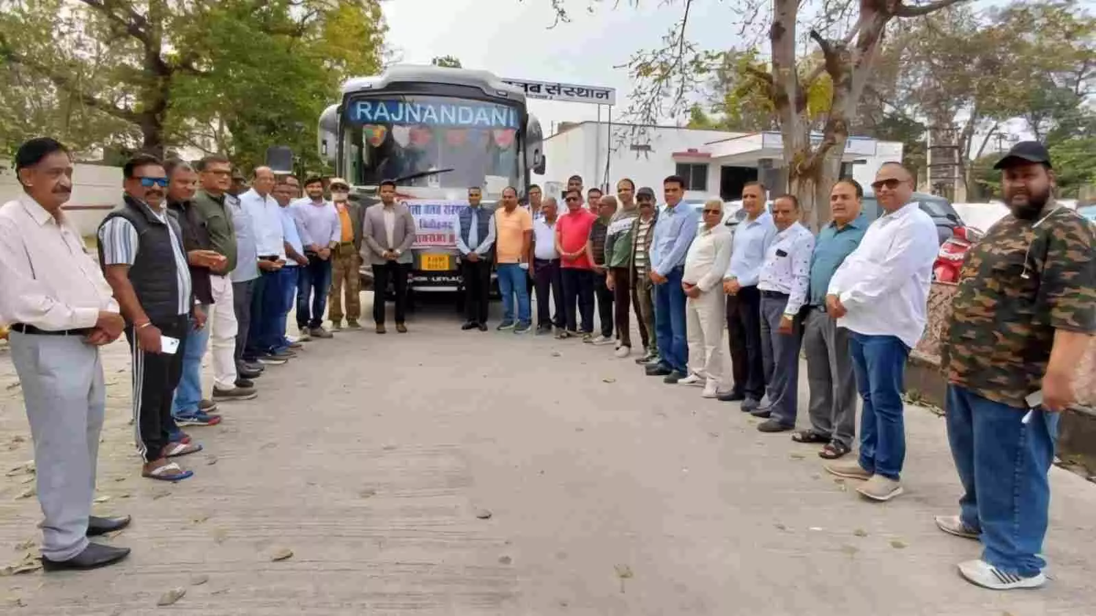 विधानसभा भवन के बाहर भ्रमण हेतु पहुंचे जिला क्लब संस्थान के सदस्य और विधायक। विधानसभा भवन के बाहर भ्रमण हेतु पहुंचे जिला क्लब संस्थान के सदस्य और विधायक।
