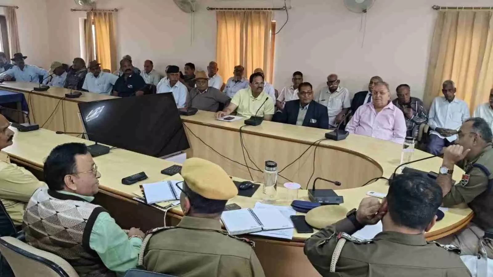 पुलिस लाइन के अन्वेषण भवन में बैठक करते एसपी मनीष त्रिपाठी और उपस्थित सेवानिवृत्त पुलिस अधिकारी। पुलिस लाइन के अन्वेषण भवन में बैठक करते एसपी मनीष त्रिपाठी और उपस्थित सेवानिवृत्त पुलिस अधिकारी।