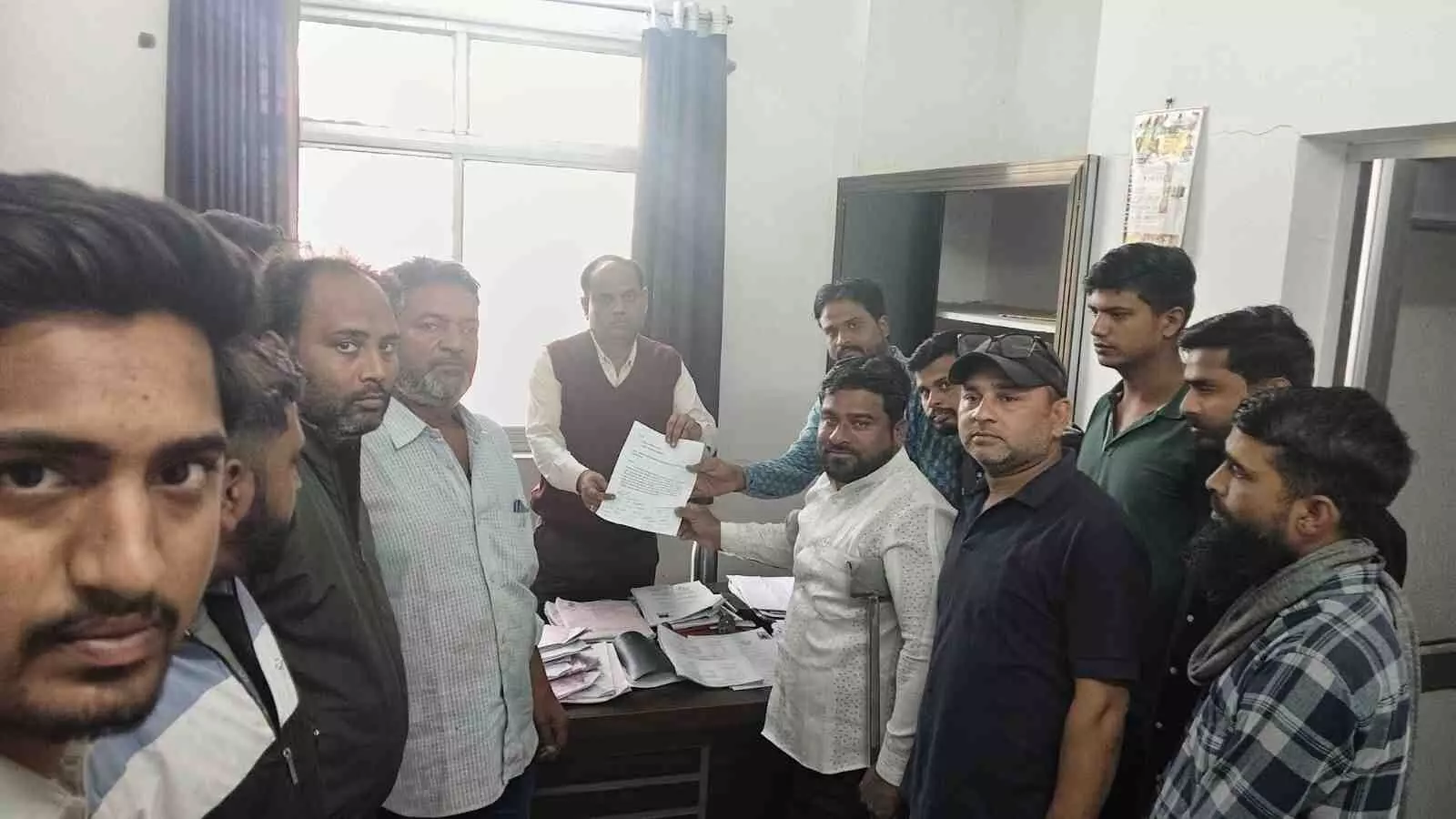 बस्सी में मोबाइल टावर निर्माण रोकने की मांग को लेकर प्रदर्शन करते ग्रामीण और तहसीलदार को ज्ञापन देते लोग। बस्सी में मोबाइल टावर निर्माण रोकने की मांग को लेकर प्रदर्शन करते ग्रामीण और तहसीलदार को ज्ञापन देते लोग।