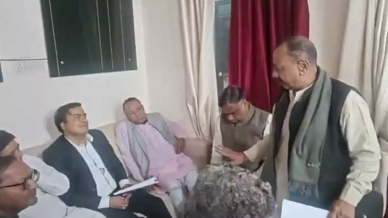 गंगापुर सिटी नगर परिषद कार्यालय में अधिकारियों और व्यापारियों के बीच अतिक्रमण नियंत्रण पर बैठक। गंगापुर सिटी नगर परिषद कार्यालय में अधिकारियों और व्यापारियों के बीच अतिक्रमण नियंत्रण पर बैठक।