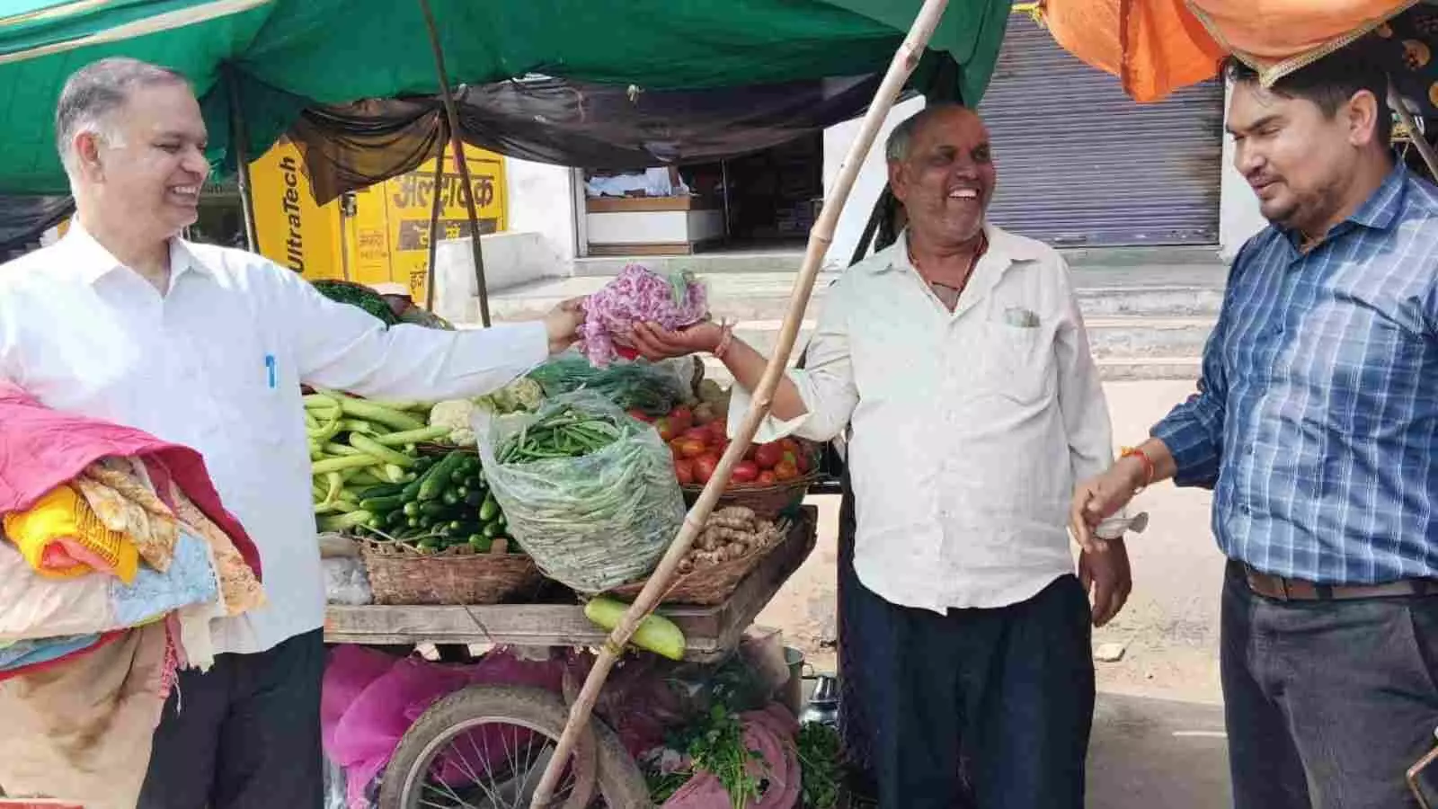 मंगलवाड़ ग्राम पंचायत में अधिकारी और ग्रामीण जन-संवाद के दौरान कपड़े की थैलियां प्रदर्शित करते हुए। मंगलवाड़ ग्राम पंचायत में अधिकारी और ग्रामीण जन-संवाद के दौरान कपड़े की थैलियां प्रदर्शित करते हुए।