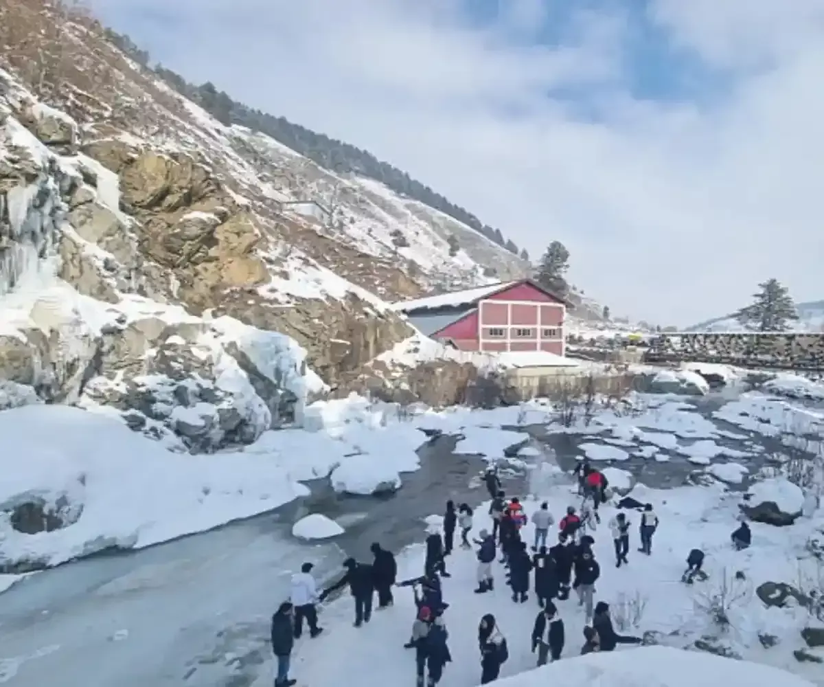 उत्तर भारत मौसम : कश्मीर से कन्नौज तक बर्फ और बारिश का कहर, पहाड़ों पर सफेद चादर और मैदानों में काले बादल उत्तर भारत मौसम : कश्मीर से कन्नौज तक बर्फ और बारिश का कहर, पहाड़ों पर सफेद चादर और मैदानों में काले बादल
