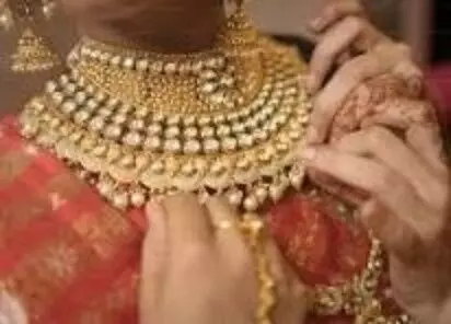 सोना हुआ और महंगा! शादियों के सीजन में सोने ने तोड़े सारे रिकॉर्ड — क्या अब और चढ़ेगा भाव सोना हुआ और महंगा! शादियों के सीजन में सोने ने तोड़े सारे रिकॉर्ड — क्या अब और चढ़ेगा भाव