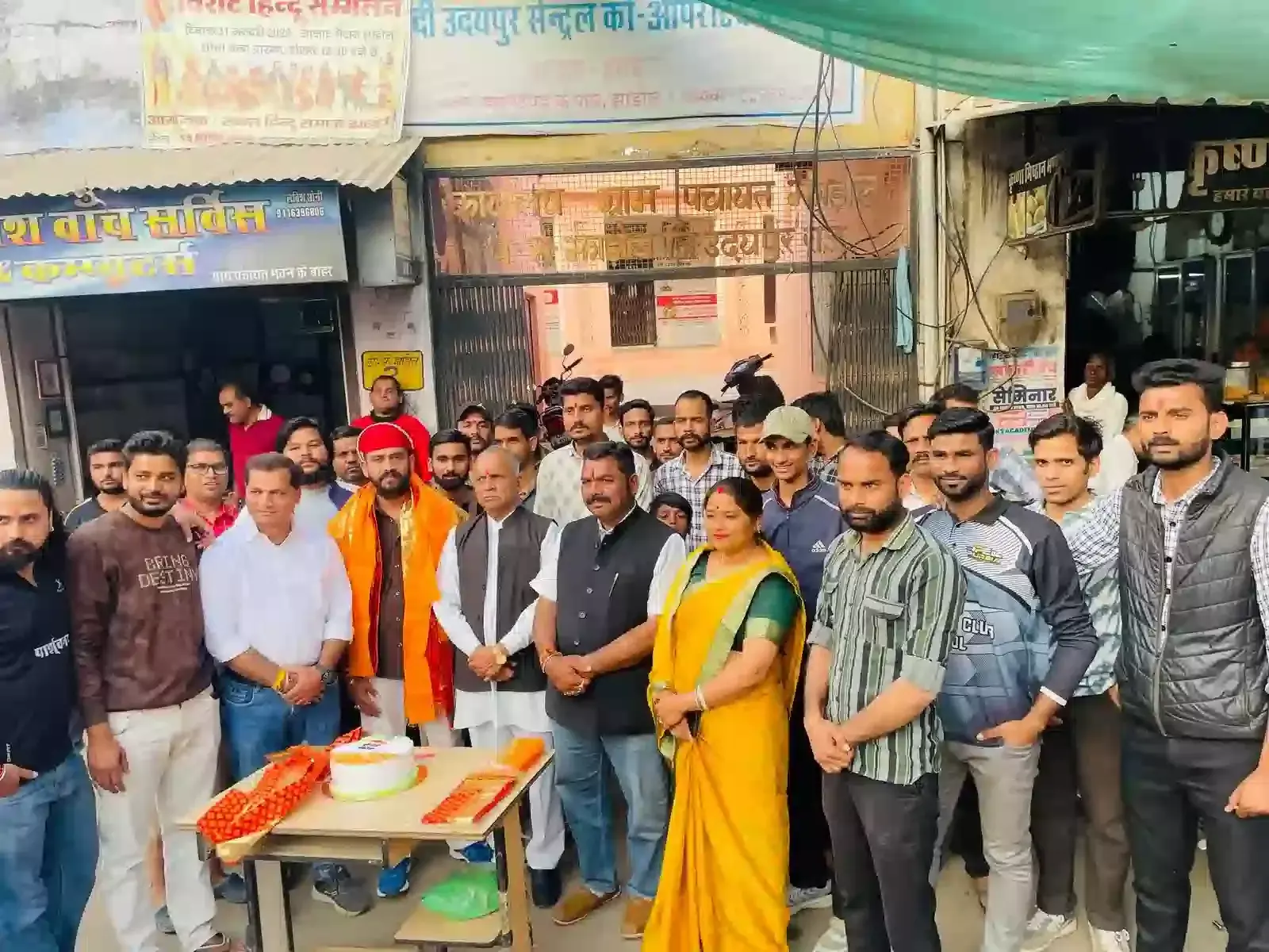 झाडोल में मदन जोशी के जन्मदिन समारोह में केक काटते कांग्रेस पदाधिकारी और उपस्थित कार्यकर्ता। झाडोल में मदन जोशी के जन्मदिन समारोह में केक काटते कांग्रेस पदाधिकारी और उपस्थित कार्यकर्ता।