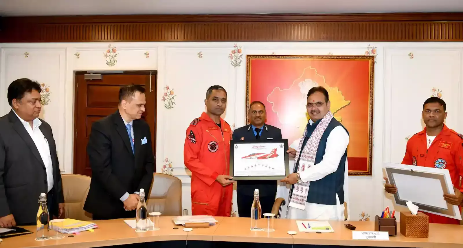 जयपुर में मुख्यमंत्री भजनलाल शर्मा और वायुसेना अधिकारी आगामी एयरोबेटिक शो की तैयारियों पर चर्चा करते हुए।