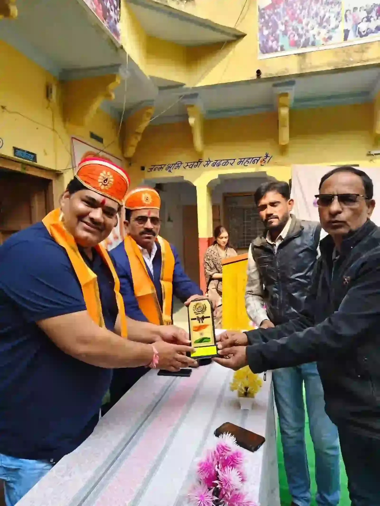 आमेट में आंचलिक शिक्षण सेवा संस्थान द्वारा सीबीईओ नारायण सिंह राव और मुकेश वैष्णव को सम्मानित करने का दृश्य। आमेट में आंचलिक शिक्षण सेवा संस्थान द्वारा सीबीईओ नारायण सिंह राव और मुकेश वैष्णव को सम्मानित करने का दृश्य।