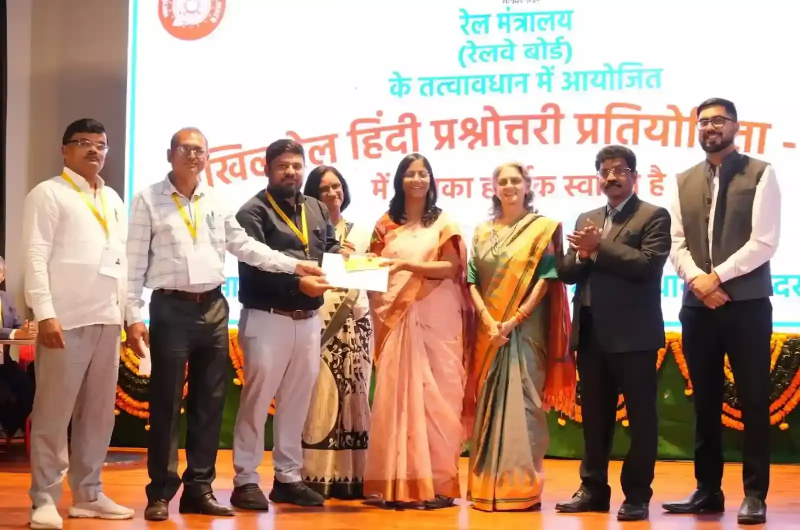 पूर्व मध्य रेल मुख्यालय हाजीपुर में अधिकारी विजेता टीम के सदस्यों को सम्मान पत्र भेंट कर रहे हैं। पूर्व मध्य रेल मुख्यालय हाजीपुर में अधिकारी विजेता टीम के सदस्यों को सम्मान पत्र भेंट कर रहे हैं।