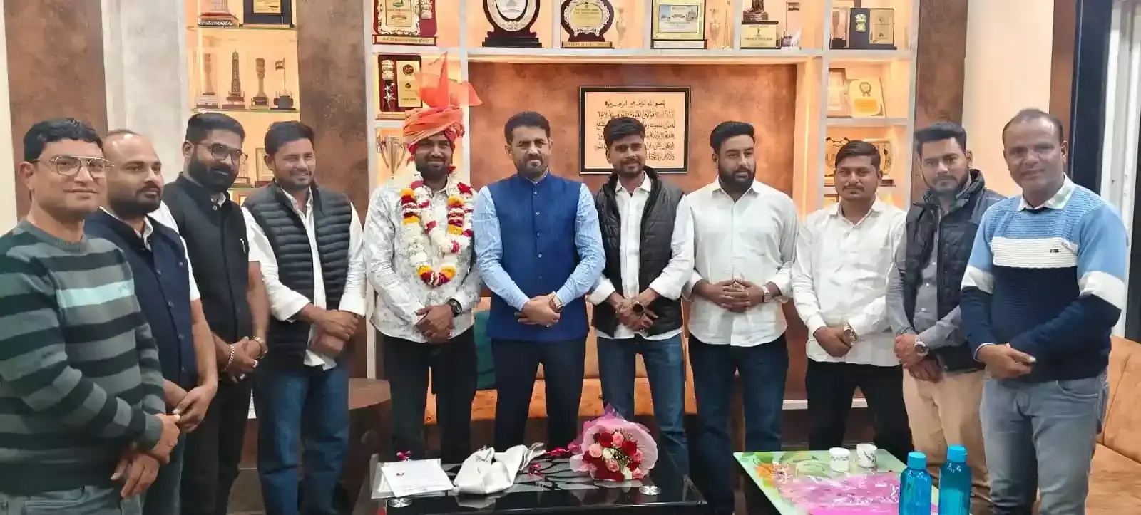 जयपुर में आमीन पठान के साथ नियुक्ति पत्र के दौरान मोहम्मद रफ़ीक़ बिसायती और समाज के अन्य पदाधिकारी। जयपुर में आमीन पठान के साथ नियुक्ति पत्र के दौरान मोहम्मद रफ़ीक़ बिसायती और समाज के अन्य पदाधिकारी।