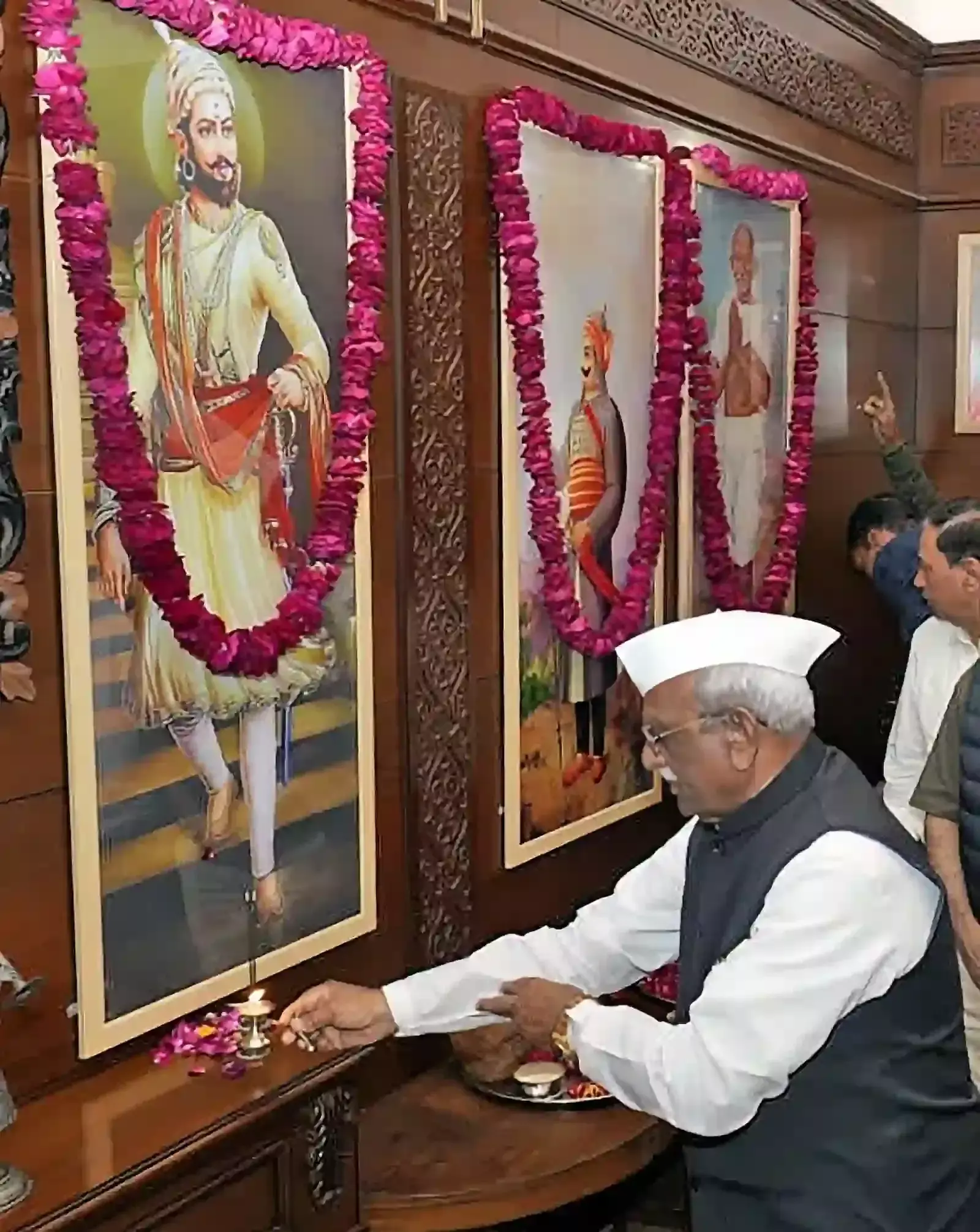 लोकभवन जयपुर में राज्यपाल हरिभाऊ बागडे छत्रपति शिवाजी महाराज की तस्वीर पर पुष्पांजलि अर्पित करते हुए।