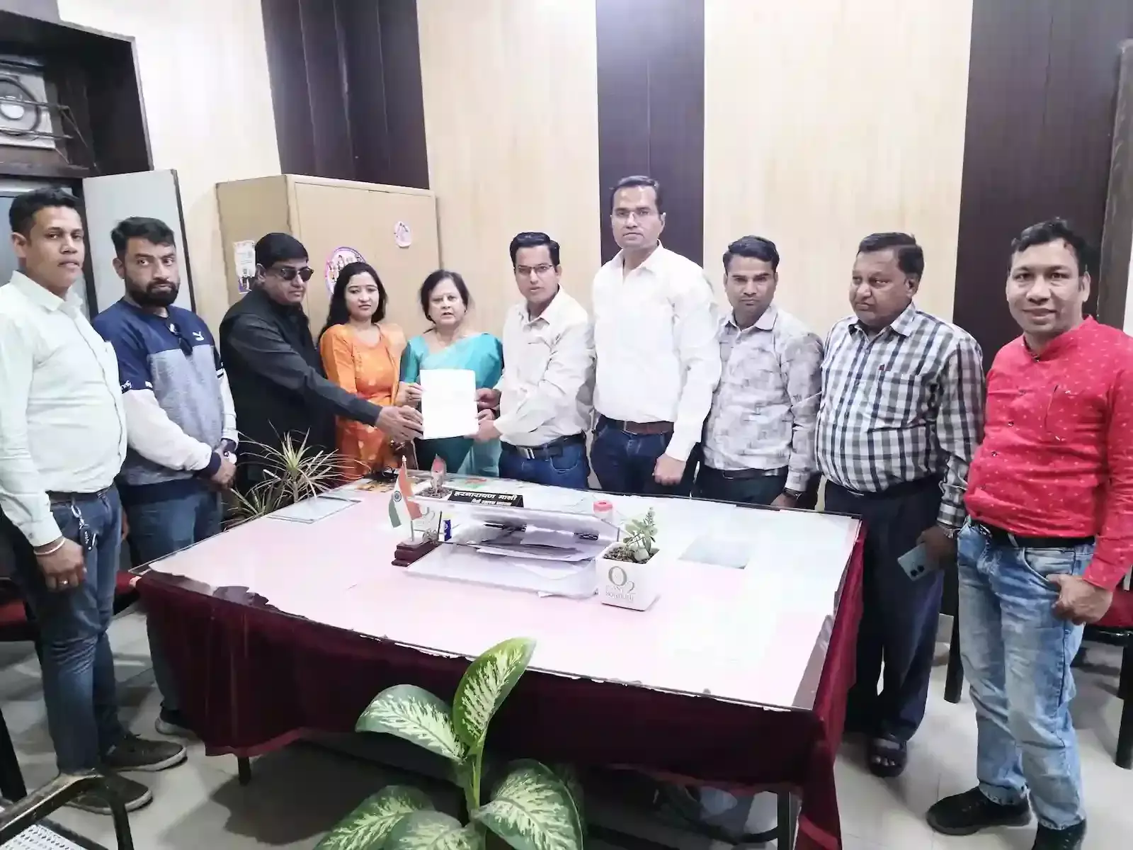 भीलवाड़ा नगर निगम कार्यालय में अधिकारी को ज्ञापन सौंपते उपभोक्ता अधिकार समिति के सदस्य और पदाधिकारी उपस्थित हैं। भीलवाड़ा नगर निगम कार्यालय में अधिकारी को ज्ञापन सौंपते उपभोक्ता अधिकार समिति के सदस्य और पदाधिकारी उपस्थित हैं।