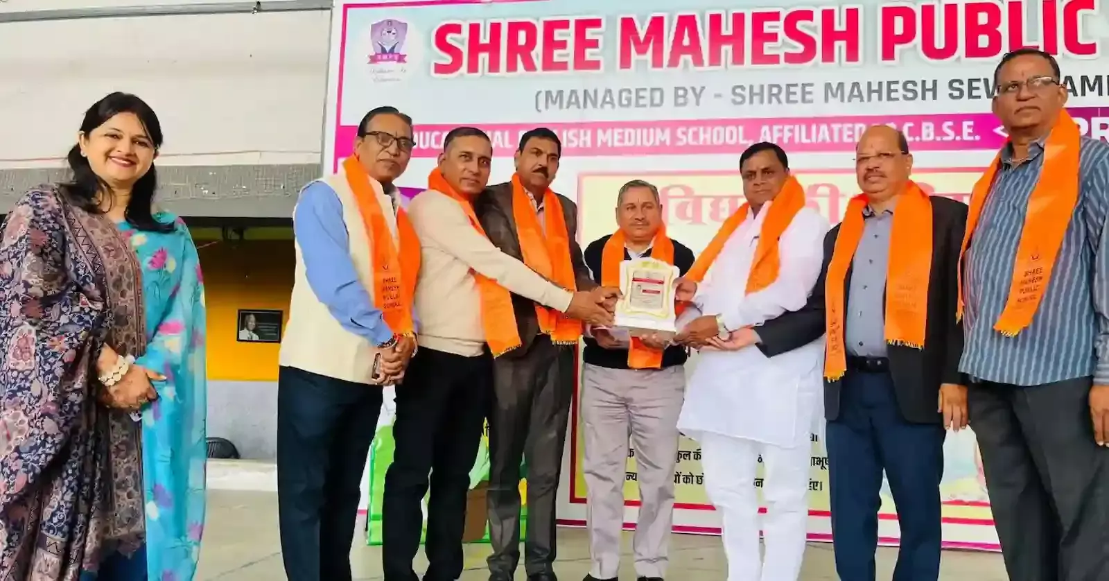 श्री महेश पब्लिक स्कूल भीलवाड़ा में मोबाइल जागरूकता सेमिनार के दौरान दीप प्रज्वलित करते हुए अतिथि।