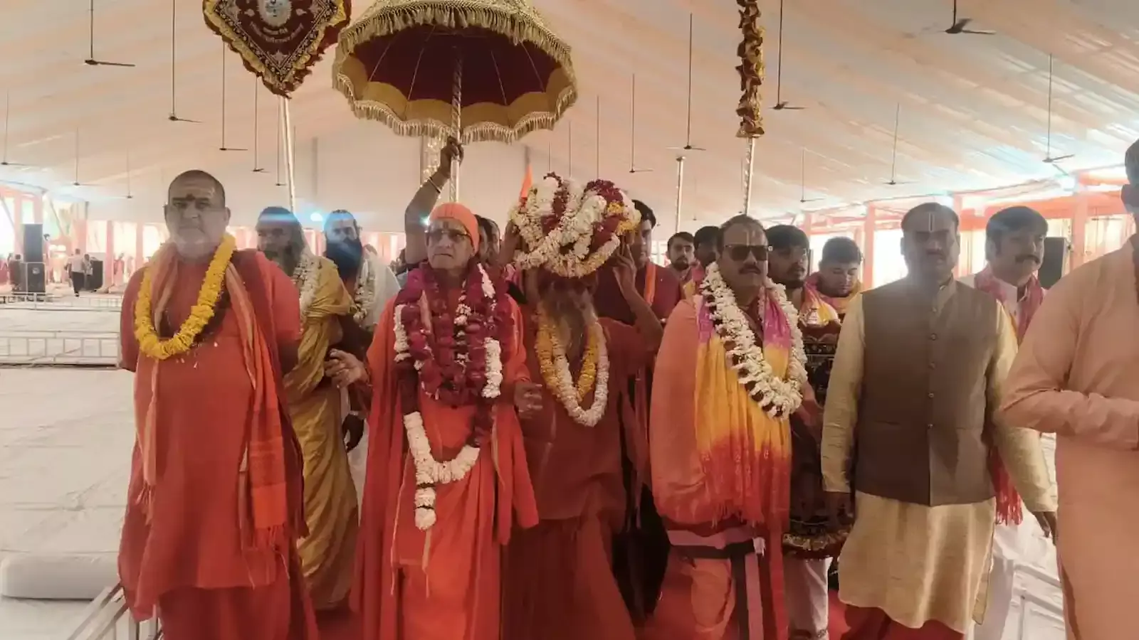 भीलवाड़ा में सनातन मंगल महोत्सव के दौरान सिर पर मंगल कलश रखे महिलाएं और संत समाज की भव्य शोभायात्रा।