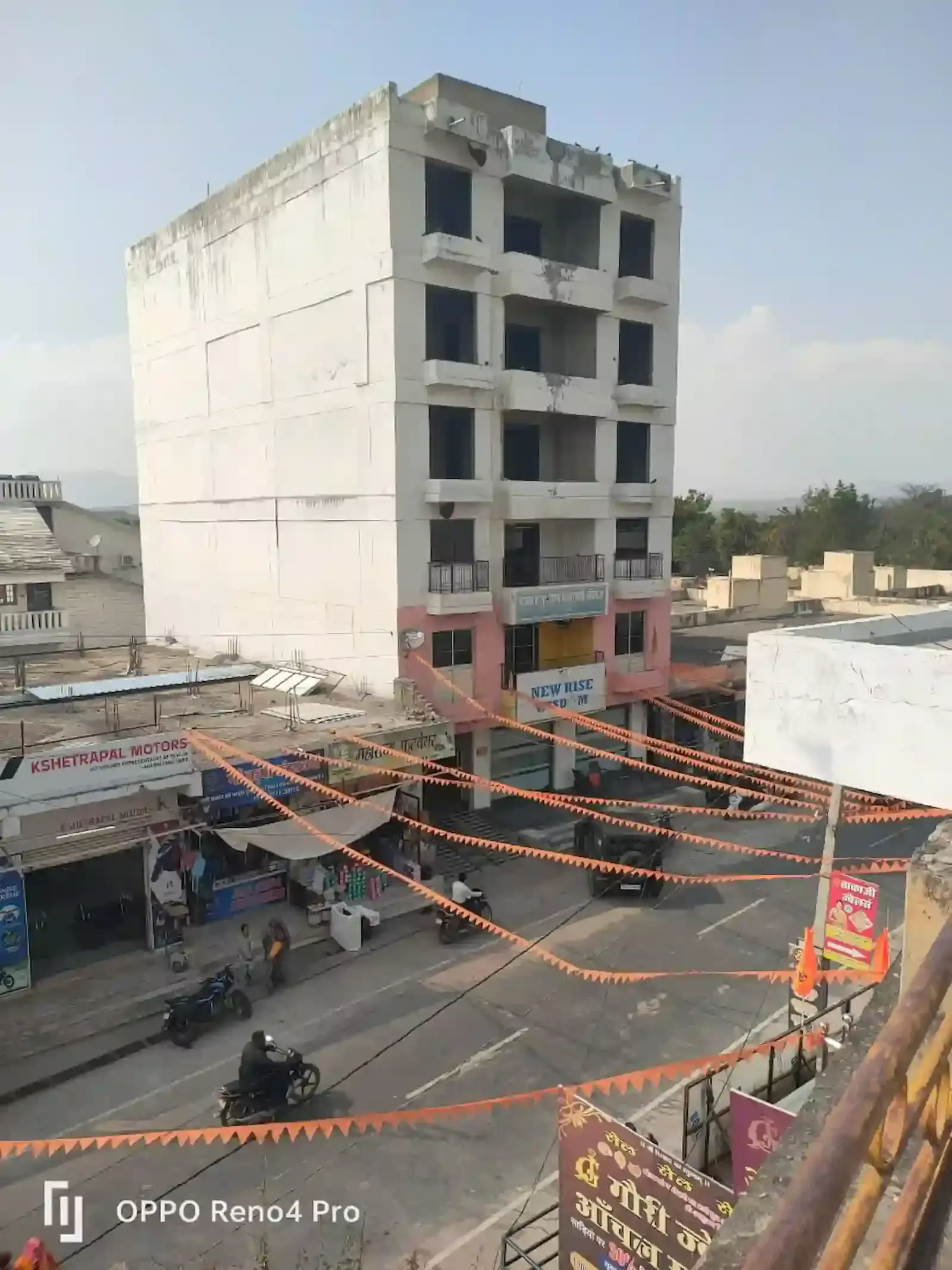 खमनोर में रक्ततलाई के पास बना छह मंजिला अवैध भवन और निर्माण सामग्री वाली सड़क। खमनोर में रक्ततलाई के पास बना छह मंजिला अवैध भवन और निर्माण सामग्री वाली सड़क।