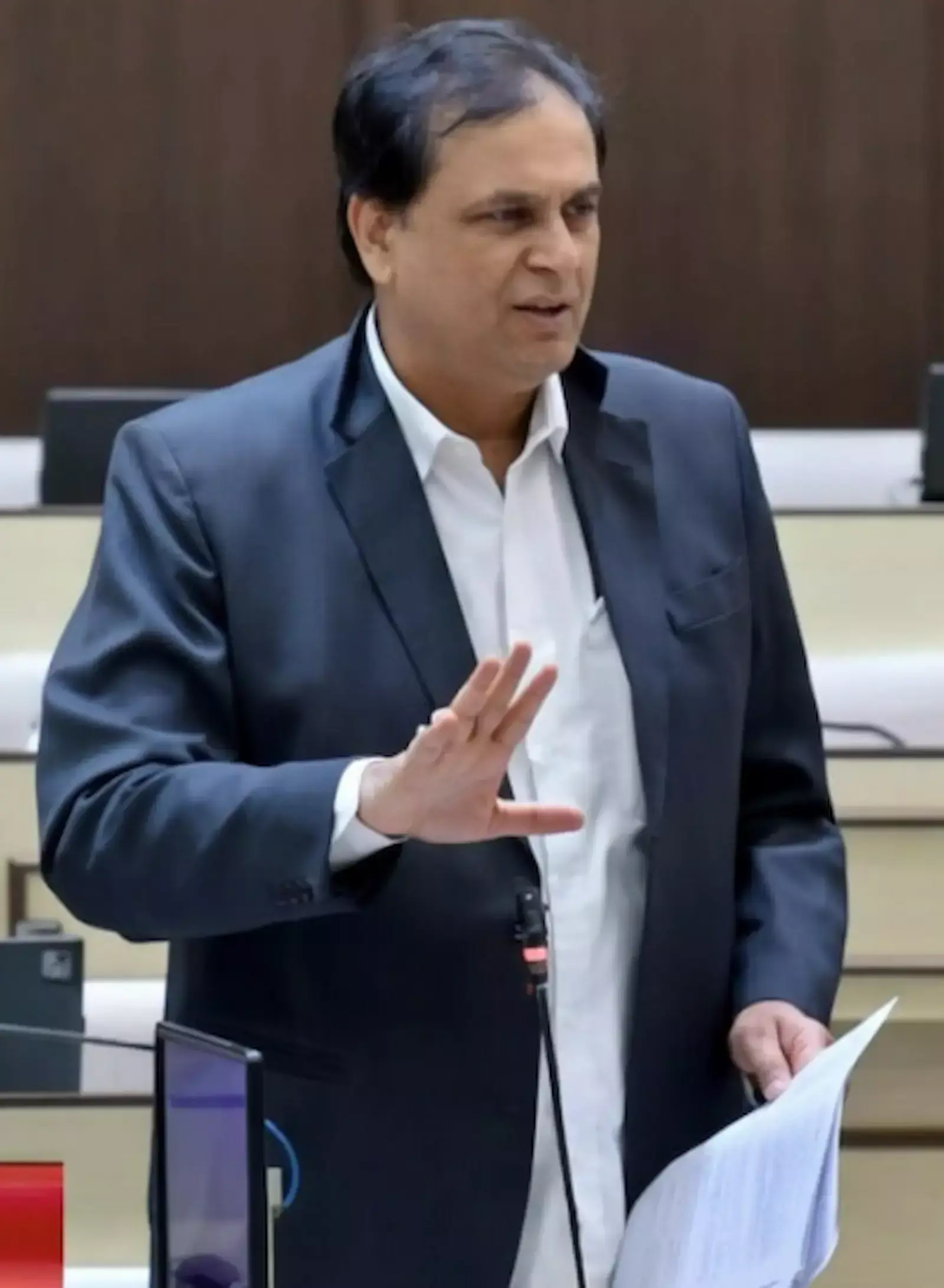 राजस्थान विधानसभा में संबोधन देते विधायक श्रीचंद कृपलानी निंबाहेड़ा और छोटीसादड़ी की स्वास्थ्य सेवाओं पर अपनी मांग रख रहे हैं। राजस्थान विधानसभा में संबोधन देते विधायक श्रीचंद कृपलानी निंबाहेड़ा और छोटीसादड़ी की स्वास्थ्य सेवाओं पर अपनी मांग रख रहे हैं।