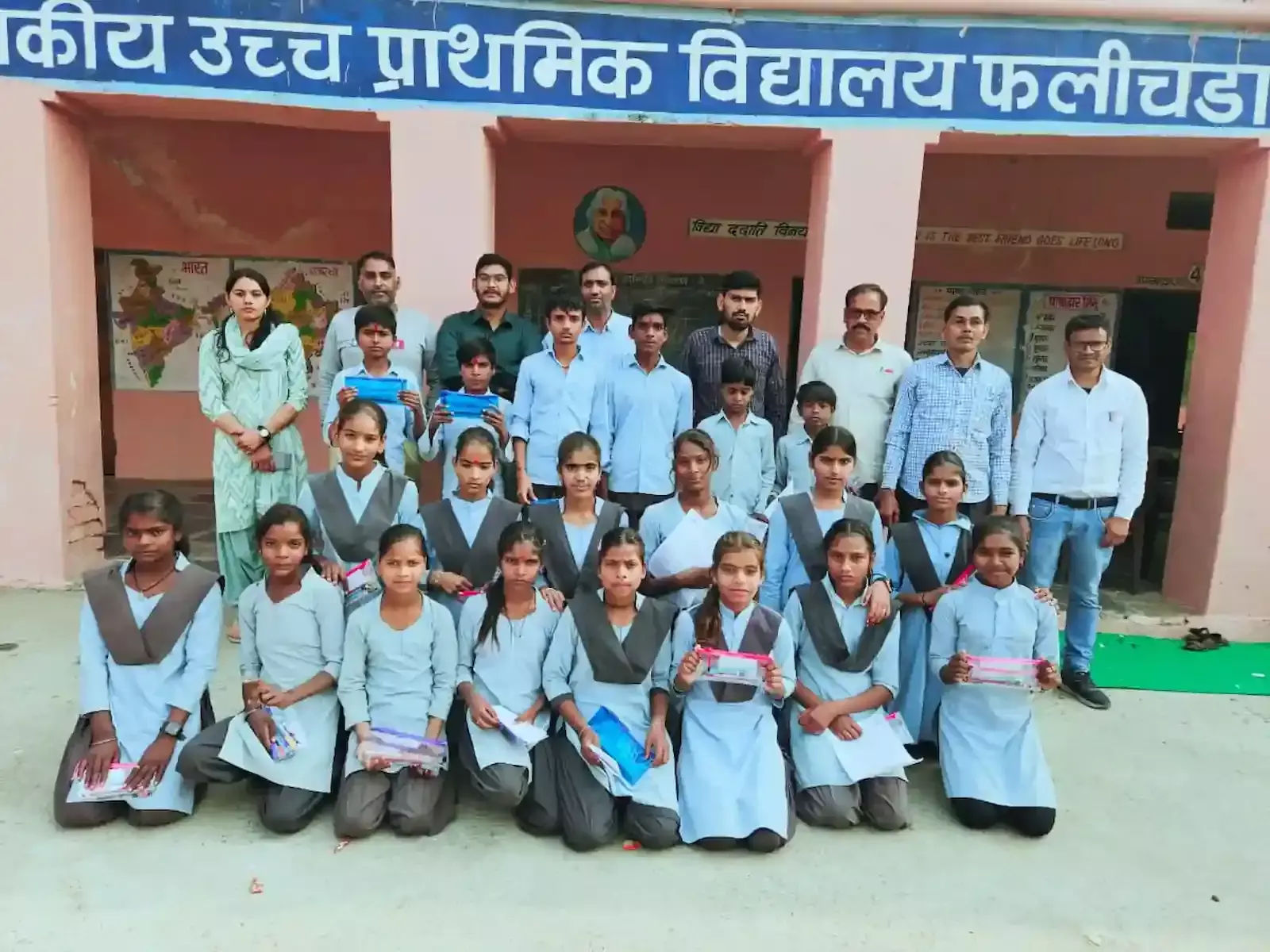 राजकीय उच्च प्राथमिक विद्यालय फलीचढ़ा में विदाई समारोह के दौरान तिलक लगाकर छात्रों का अभिनंदन करते शिक्षक।