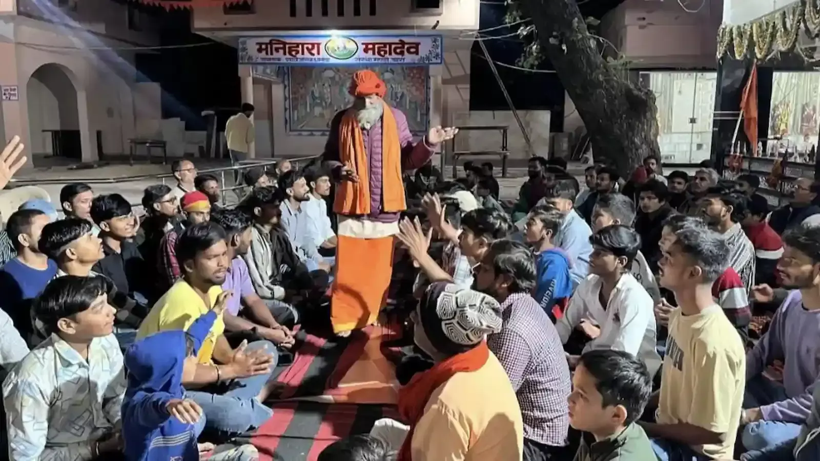 बारां के मनिहारा महादेव मंदिर में हनुमान चालीसा पाठ करते गौसेवक और आचार्य परमानंद। बारां के मनिहारा महादेव मंदिर में हनुमान चालीसा पाठ करते गौसेवक और आचार्य परमानंद।