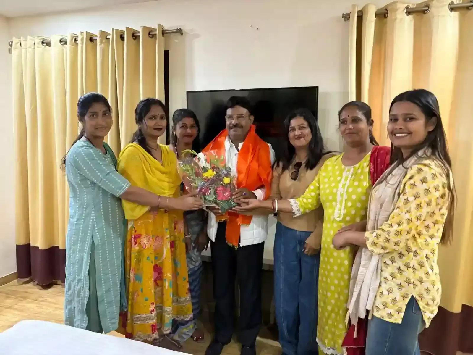 होटल रॉयल एंबेसी भीलवाड़ा में पूर्वांचल जन चेतना समिति की महिलाएं पूर्व केंद्रीय मंत्री नागमणि का स्वागत कर रही हैं।