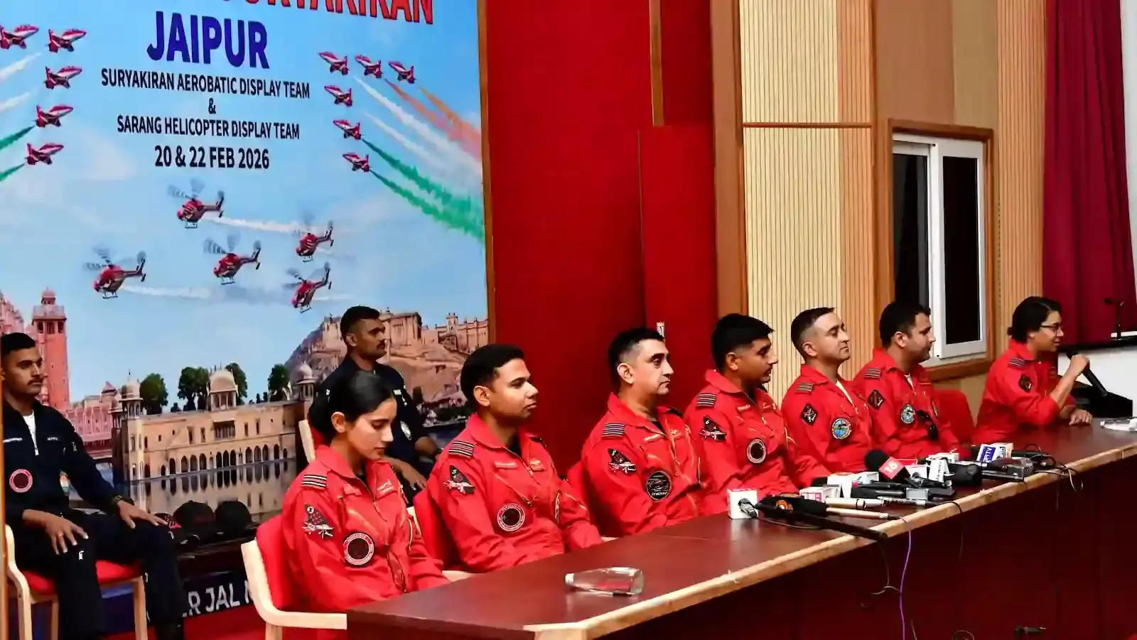 जयपुर के एचसीएम रीपा सभागार में वायुसेना पायलट विद्यार्थियों के साथ संवाद करते हुए दिख रहे हैं।