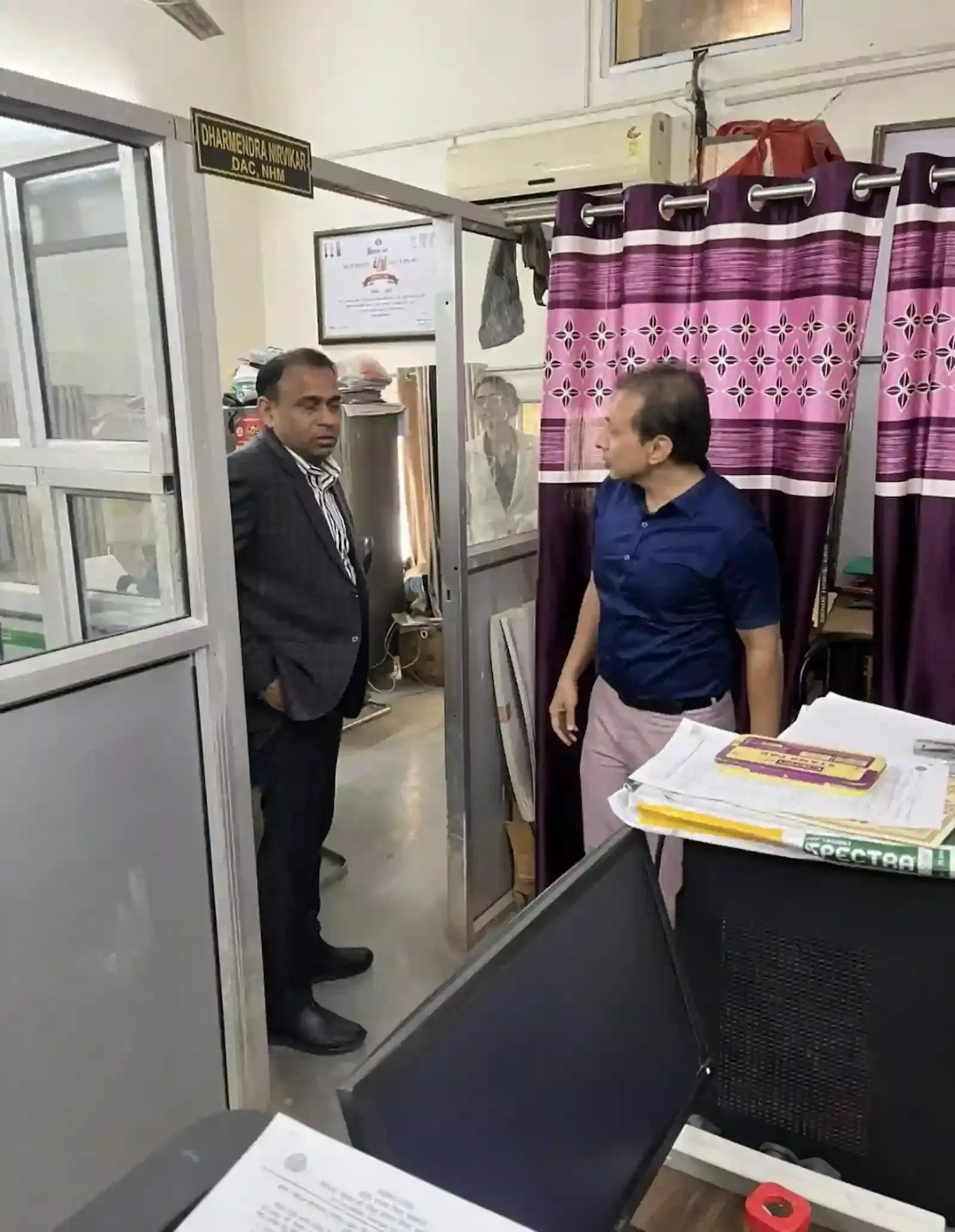 बारां में अतिरिक्त जिला कलक्टर भंवरलाल जनागल सीएमएचओ कार्यालय में फाइलों और व्यवस्थाओं का निरीक्षण करते हुए। बारां में अतिरिक्त जिला कलक्टर भंवरलाल जनागल सीएमएचओ कार्यालय में फाइलों और व्यवस्थाओं का निरीक्षण करते हुए।