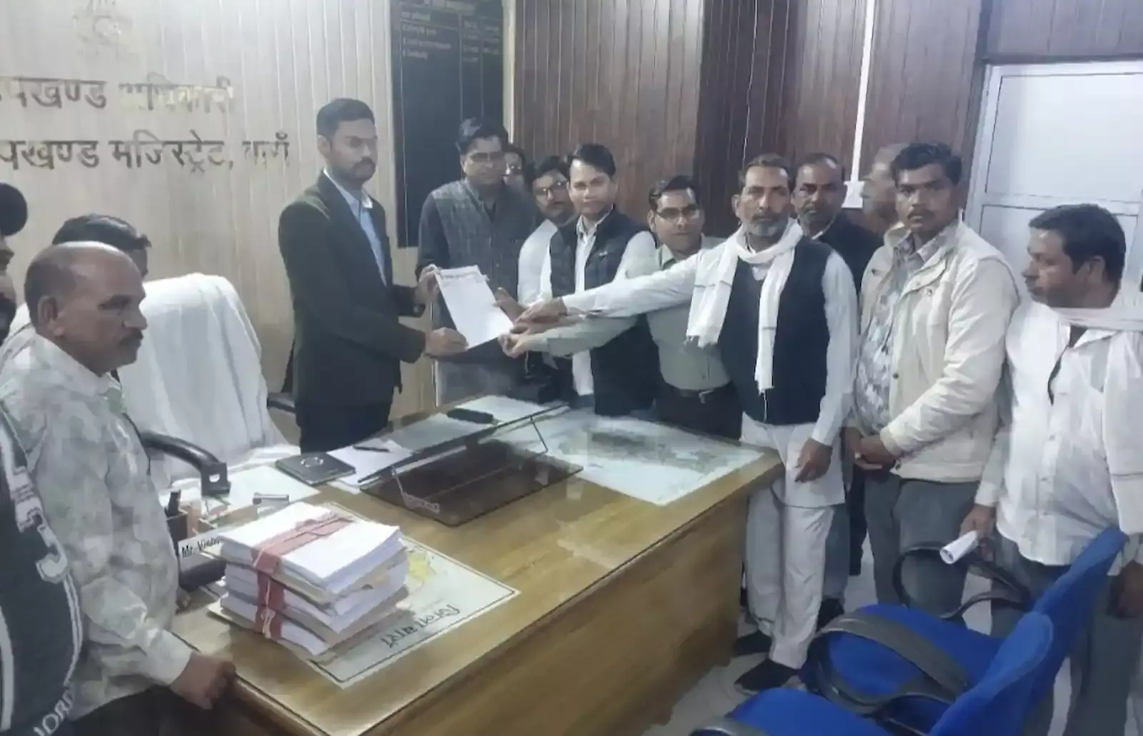 बारां में विभिन्न मांगों को लेकर जिला रसद अधिकारी को ज्ञापन सौंपते राशन डीलर संघ के सदस्य। बारां में विभिन्न मांगों को लेकर जिला रसद अधिकारी को ज्ञापन सौंपते राशन डीलर संघ के सदस्य।