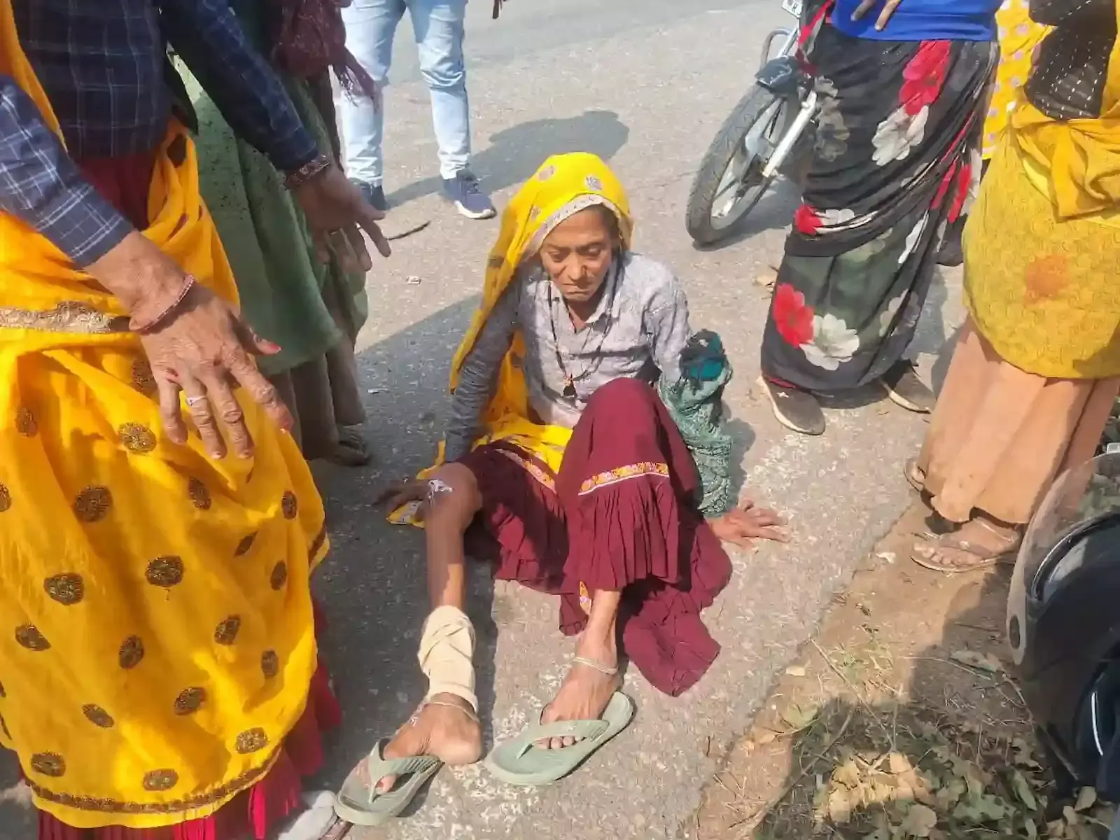 भुसावर के स्टेट मेगा हाईवे पर सड़क दुर्घटना के बाद मौके पर जमा ग्रामीण और क्षतिग्रस्त बाइक। भुसावर के स्टेट मेगा हाईवे पर सड़क दुर्घटना के बाद मौके पर जमा ग्रामीण और क्षतिग्रस्त बाइक।