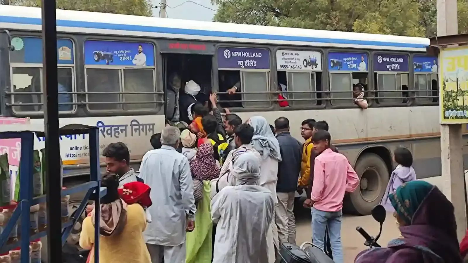 भुसावर में बयाना-अलवर रोडवेज बस के भीतर क्षमता से अधिक भरी हुई यात्रियों की भीड़। भुसावर में बयाना-अलवर रोडवेज बस के भीतर क्षमता से अधिक भरी हुई यात्रियों की भीड़।