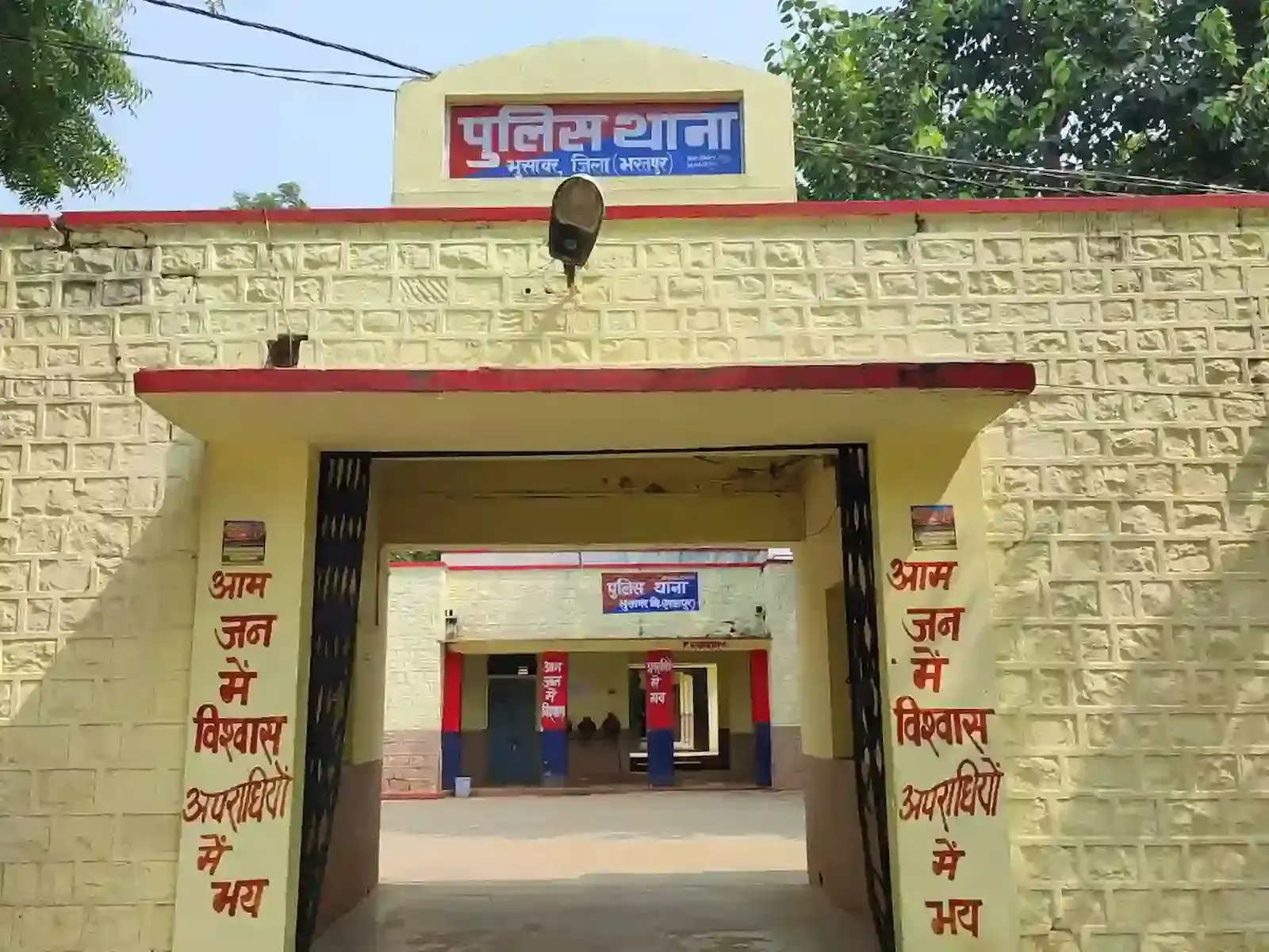 राजस्थान के भुसावर थाना परिसर में पुलिस टीम द्वारा गिरफ्तार किया गया स्थायी वारंटी आरोपी। राजस्थान के भुसावर थाना परिसर में पुलिस टीम द्वारा गिरफ्तार किया गया स्थायी वारंटी आरोपी।