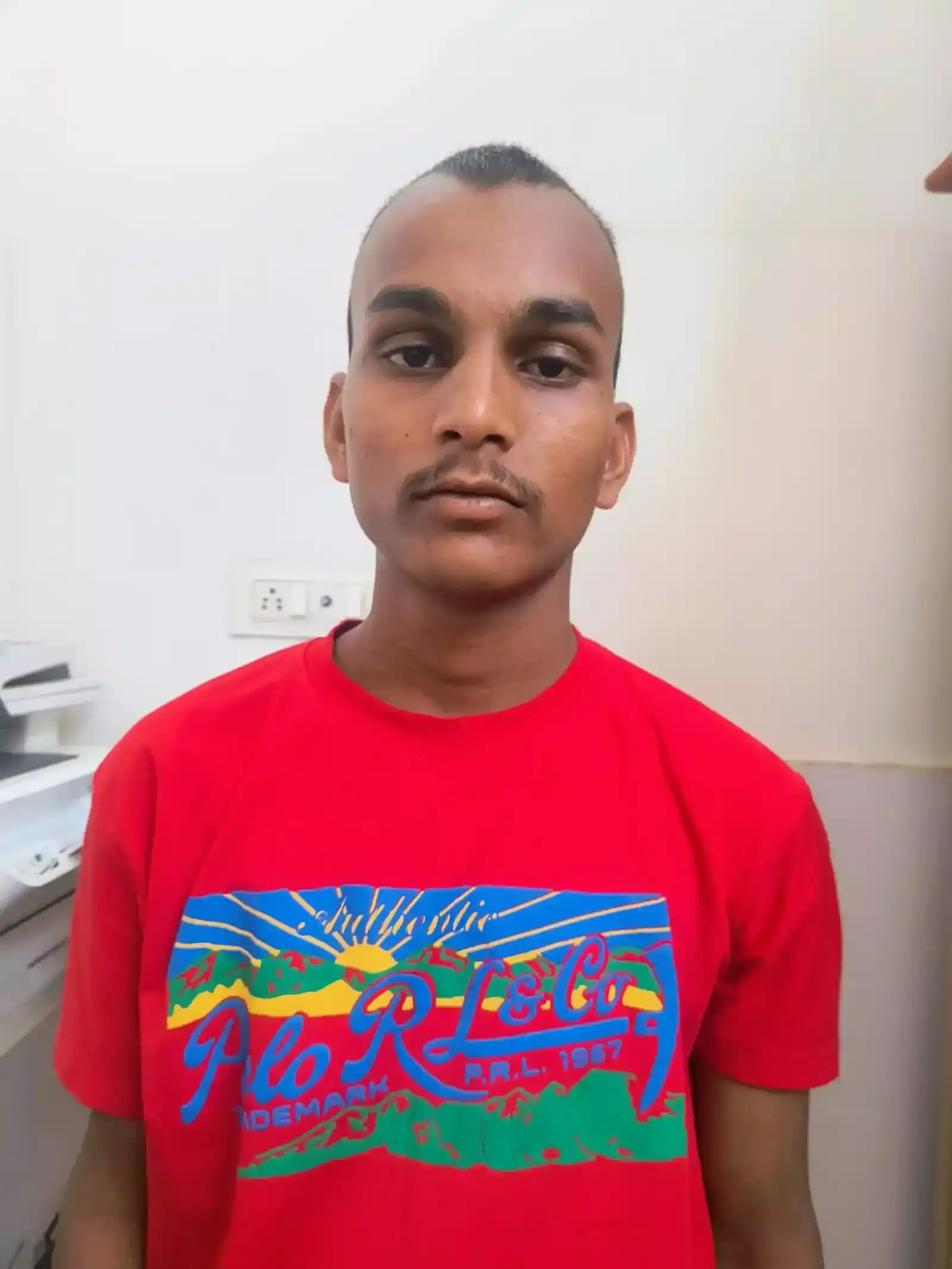 भीलवाड़ा विशिष्ट न्यायालय परिसर के बाहर पुलिस बल और कानूनी कार्यवाही का दृश्य।
