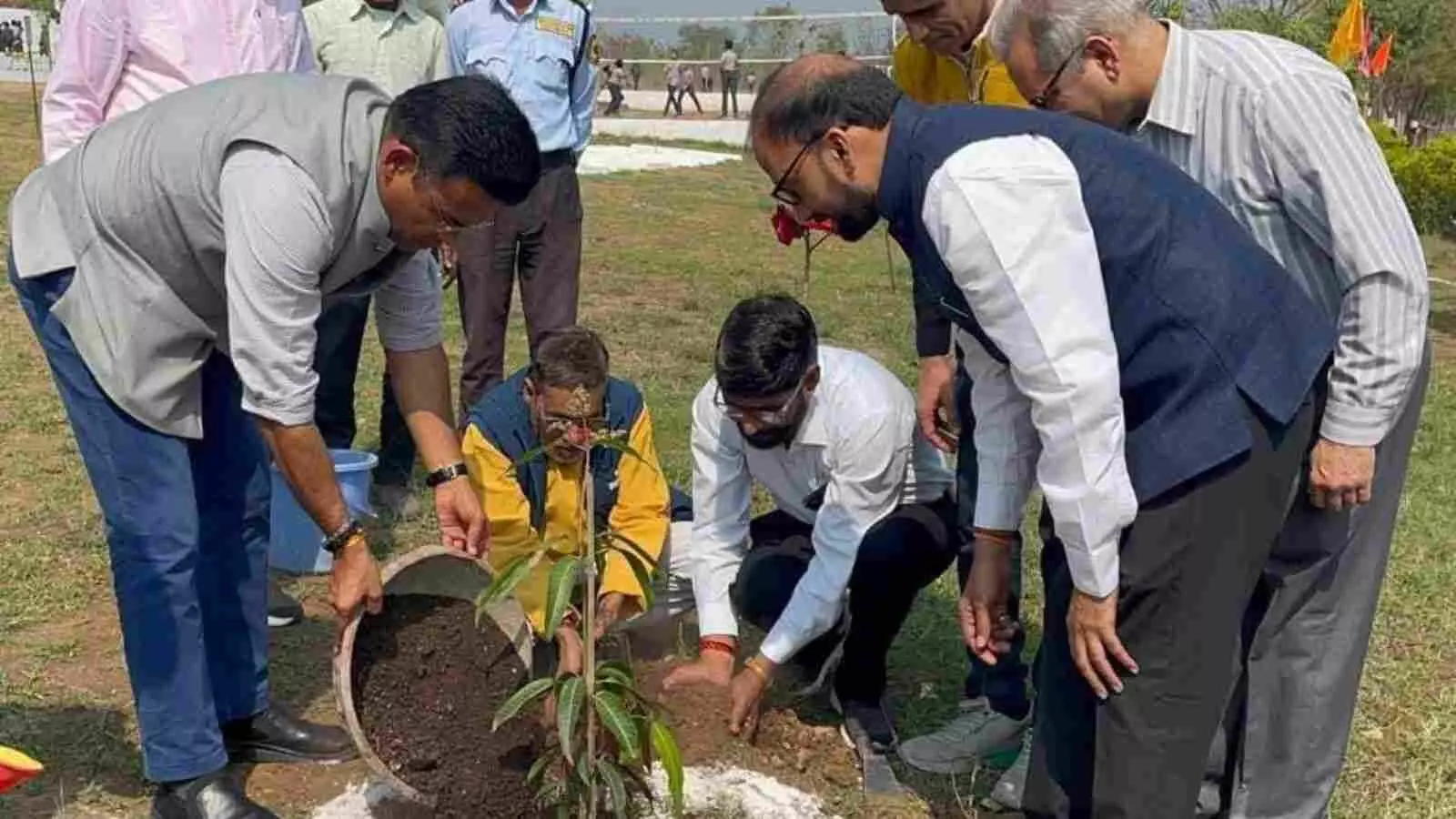 चित्तौड़गढ़ जिला कलक्टर आलोक रंजन केंद्रीय विद्यालय में बैठक के दौरान अधिकारियों के साथ चर्चा करते हुए। चित्तौड़गढ़ जिला कलक्टर आलोक रंजन केंद्रीय विद्यालय में बैठक के दौरान अधिकारियों के साथ चर्चा करते हुए।