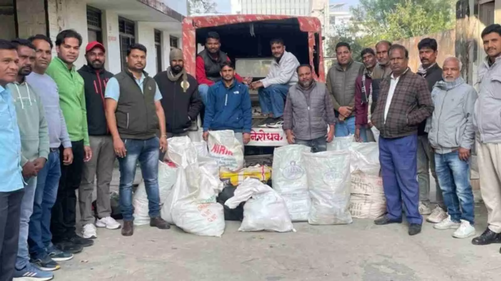 चित्तौड़गढ़ कृषि मंडी में नगर परिषद टीम द्वारा जब्त किया गया प्रतिबंधित सिंगल यूज प्लास्टिक का ढेर। चित्तौड़गढ़ कृषि मंडी में नगर परिषद टीम द्वारा जब्त किया गया प्रतिबंधित सिंगल यूज प्लास्टिक का ढेर।