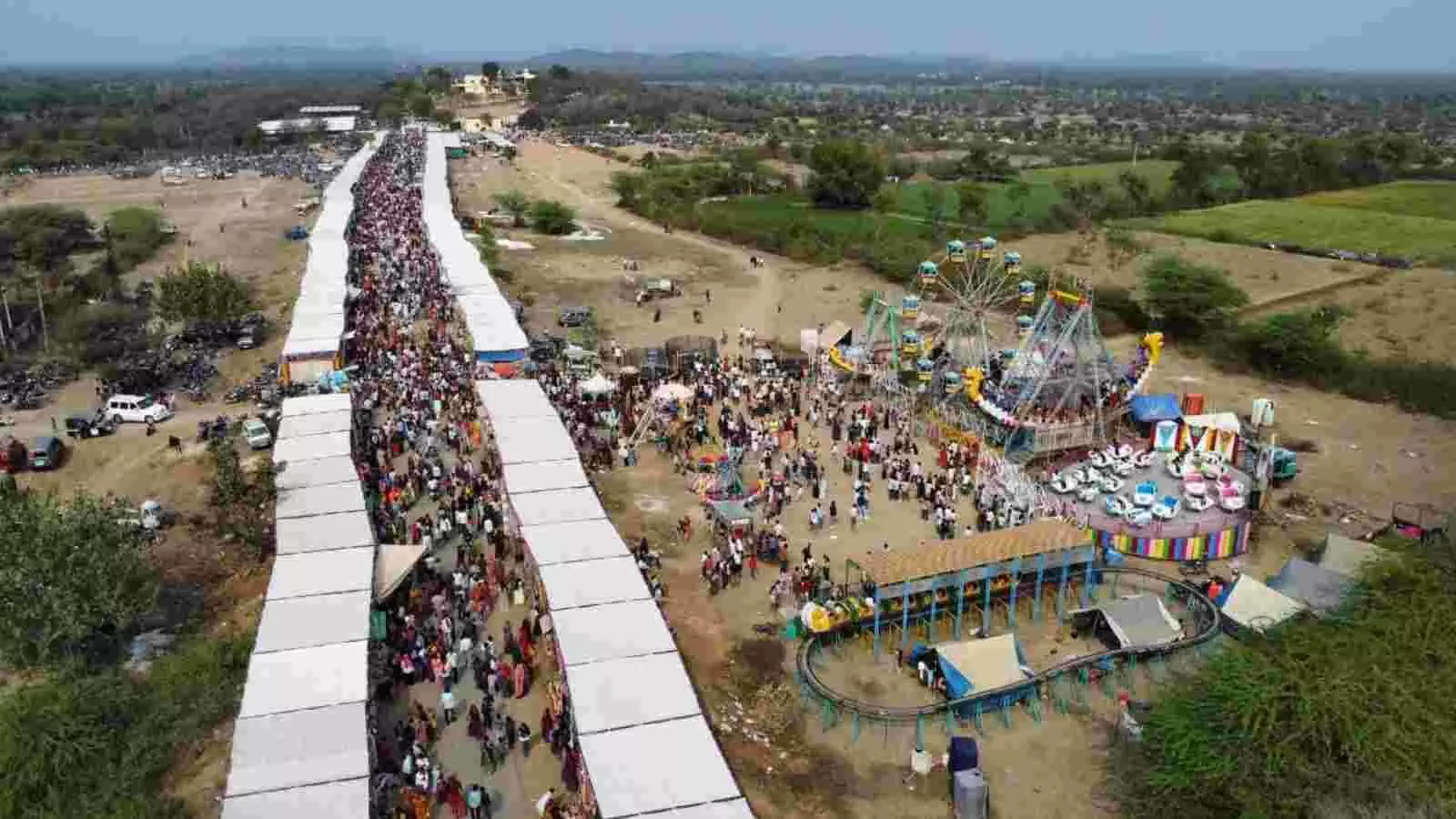 ऋषि मंगरी पारोली में महाशिवरात्रि मेले के दौरान पूजा अर्चना करते श्रद्धालु और कलश यात्रा का दृश्य। ऋषि मंगरी पारोली में महाशिवरात्रि मेले के दौरान पूजा अर्चना करते श्रद्धालु और कलश यात्रा का दृश्य।