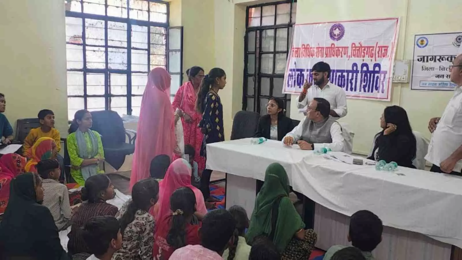 भदेसर ग्राम पंचायत में आयोजित विधिक शिविर में अधिकारी ग्रामीणों की समस्याओं का पंजीकरण करते हुए। भदेसर ग्राम पंचायत में आयोजित विधिक शिविर में अधिकारी ग्रामीणों की समस्याओं का पंजीकरण करते हुए।