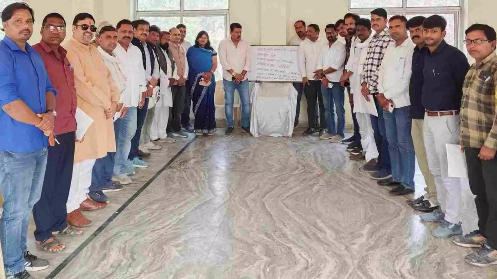 चित्तौड़गढ़ जिला कांग्रेस कार्यालय में बैठक के दौरान जिलाध्यक्ष और पदाधिकारी संगठन मजबूती पर चर्चा करते हुए। चित्तौड़गढ़ जिला कांग्रेस कार्यालय में बैठक के दौरान जिलाध्यक्ष और पदाधिकारी संगठन मजबूती पर चर्चा करते हुए।