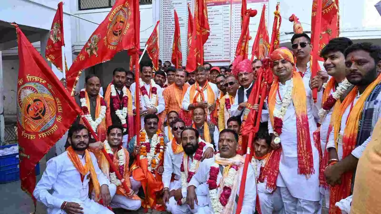 टीलेश्वर महादेव मंदिर कोटा में श्री सालासर धाम पदयात्रा के शुभारंभ पर पूजा करते श्रद्धालु और समिति पदाधिकारी। टीलेश्वर महादेव मंदिर कोटा में श्री सालासर धाम पदयात्रा के शुभारंभ पर पूजा करते श्रद्धालु और समिति पदाधिकारी।