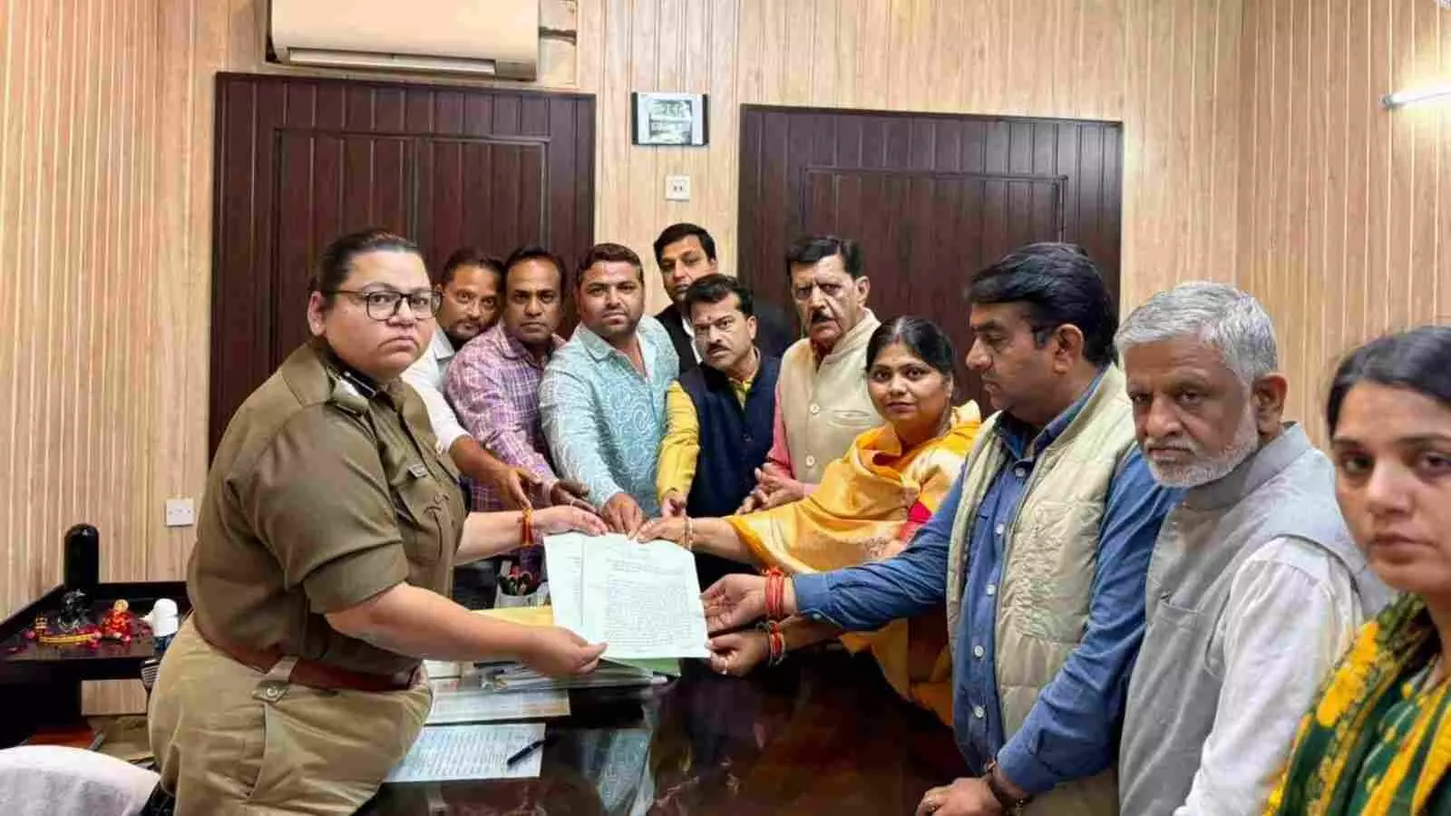 कोटा में पुलिस अधीक्षक को ज्ञापन सौंपते कांग्रेस पदाधिकारी और आक्रोशित कार्यकर्ता। कोटा में पुलिस अधीक्षक को ज्ञापन सौंपते कांग्रेस पदाधिकारी और आक्रोशित कार्यकर्ता।