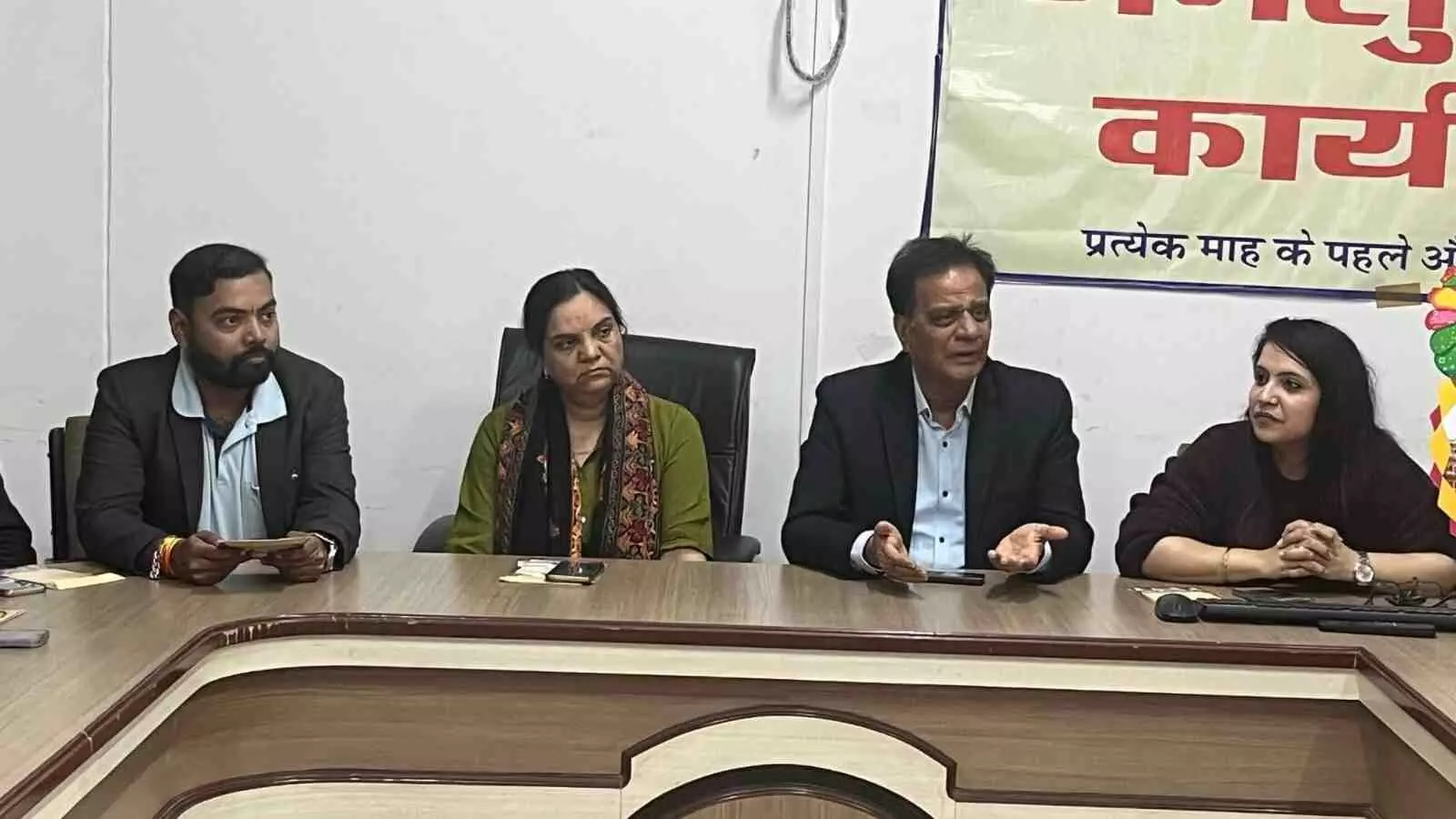 कोटा नगर निगम के कॉन्फ्रेंस हॉल में प्रशासनिक अधिकारी और इन्फ्लुएंसर्स कोटा महोत्सव की तैयारी बैठक करते हुए। कोटा नगर निगम के कॉन्फ्रेंस हॉल में प्रशासनिक अधिकारी और इन्फ्लुएंसर्स कोटा महोत्सव की तैयारी बैठक करते हुए।