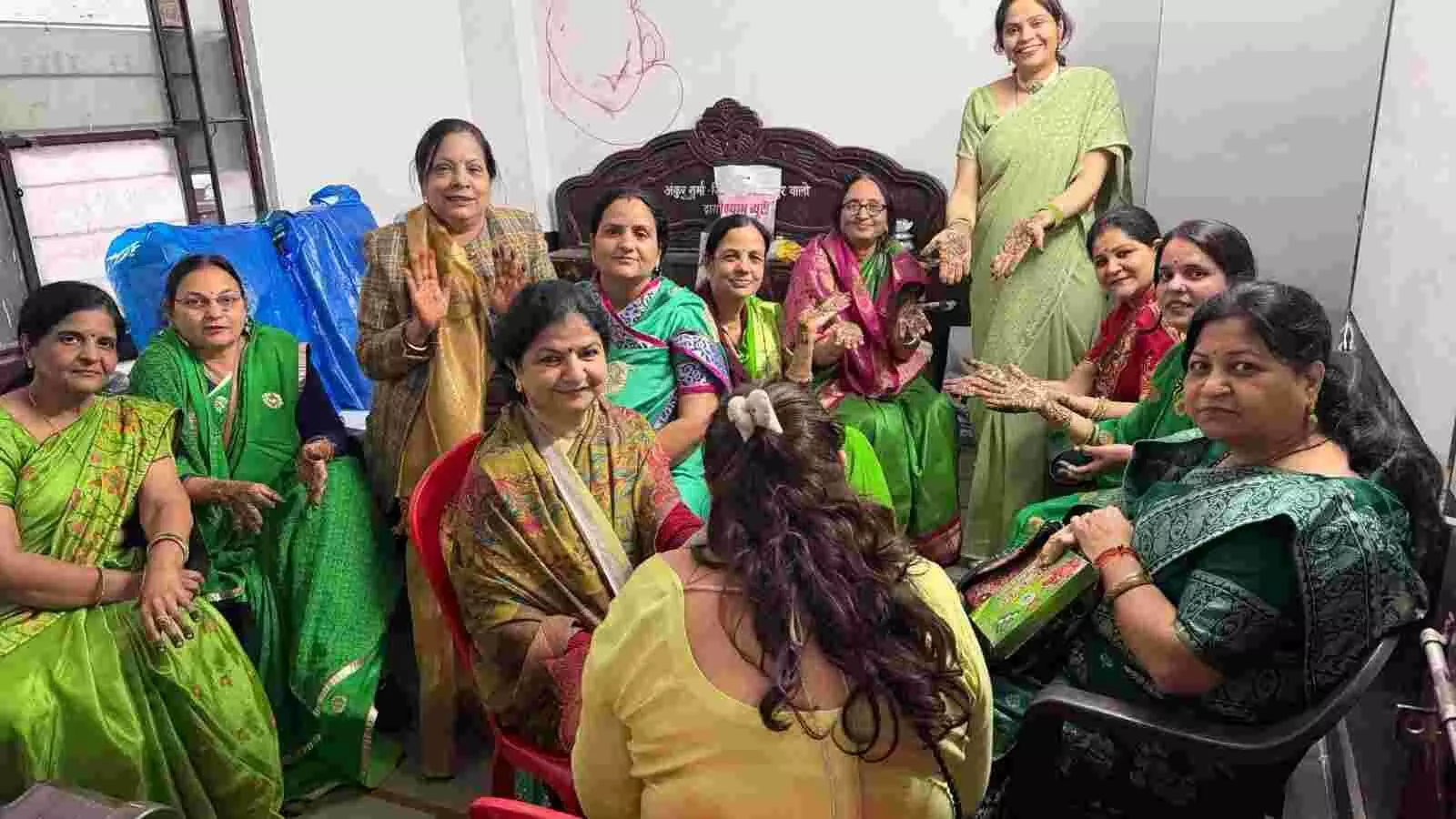कोटा में आयोजित दाधीच समाज के सामूहिक विवाह सम्मेलन के दौरान वेदी पर बैठे दूल्हा-दुल्हन और मौजूद स्वजन। कोटा में आयोजित दाधीच समाज के सामूहिक विवाह सम्मेलन के दौरान वेदी पर बैठे दूल्हा-दुल्हन और मौजूद स्वजन।
