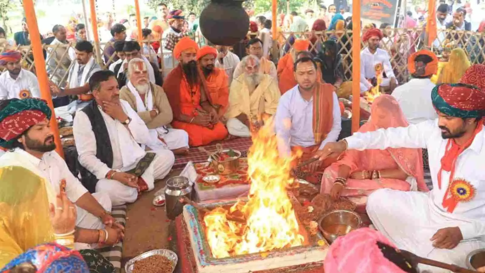 केलवा के आमली कुआं गांव में नवनिर्मित जोगेश्वर महादेव मंदिर का शिखर और ध्वज पूजन अनुष्ठान। केलवा के आमली कुआं गांव में नवनिर्मित जोगेश्वर महादेव मंदिर का शिखर और ध्वज पूजन अनुष्ठान।