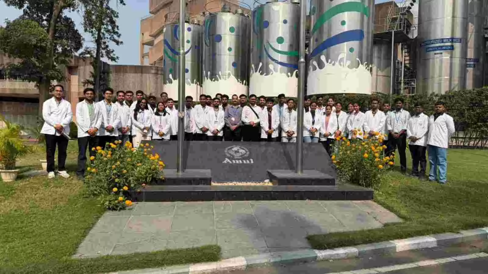 वेटरनरी महाविद्यालय नवानिया के छात्र गुजरात में डेयरी प्रशिक्षण और एक्सपोज़र विजिट में भाग लेते हुए। वेटरनरी महाविद्यालय नवानिया के छात्र गुजरात में डेयरी प्रशिक्षण और एक्सपोज़र विजिट में भाग लेते हुए।