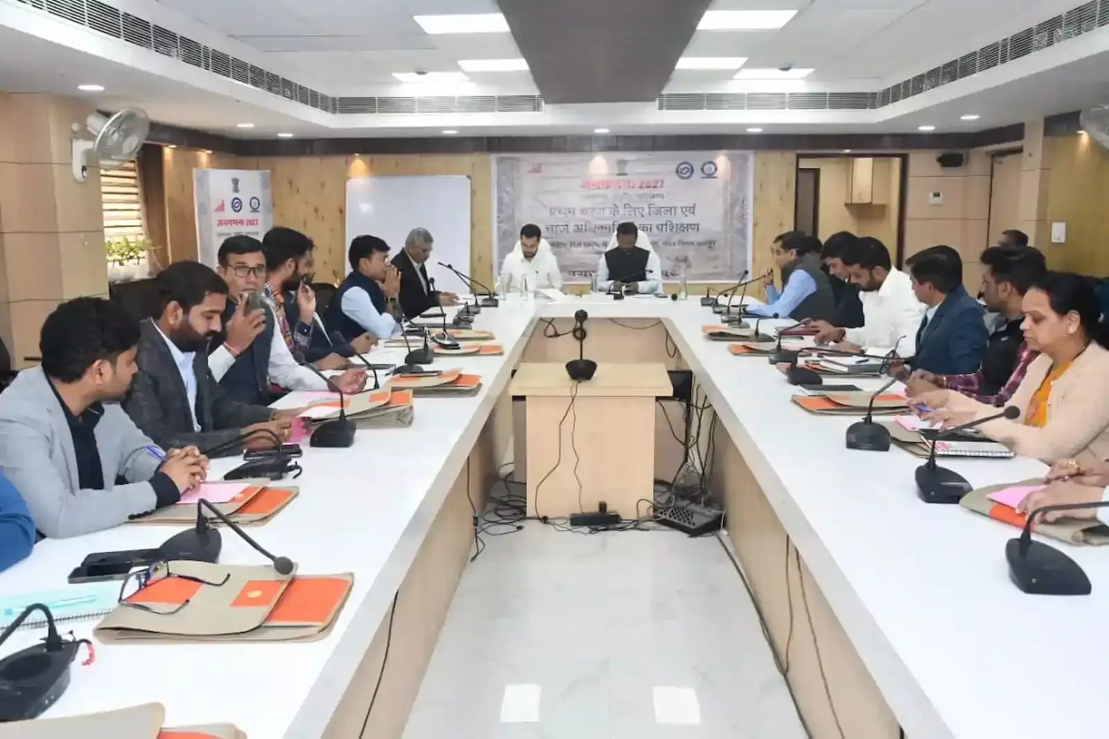 जयपुर नगर निगम के मीटिंग हॉल में जनगणना 2027 प्रशिक्षण शिविर के दौरान मंचासीन अधिकारी और प्रशिक्षण लेते कर्मचारी। जयपुर नगर निगम के मीटिंग हॉल में जनगणना 2027 प्रशिक्षण शिविर के दौरान मंचासीन अधिकारी और प्रशिक्षण लेते कर्मचारी।