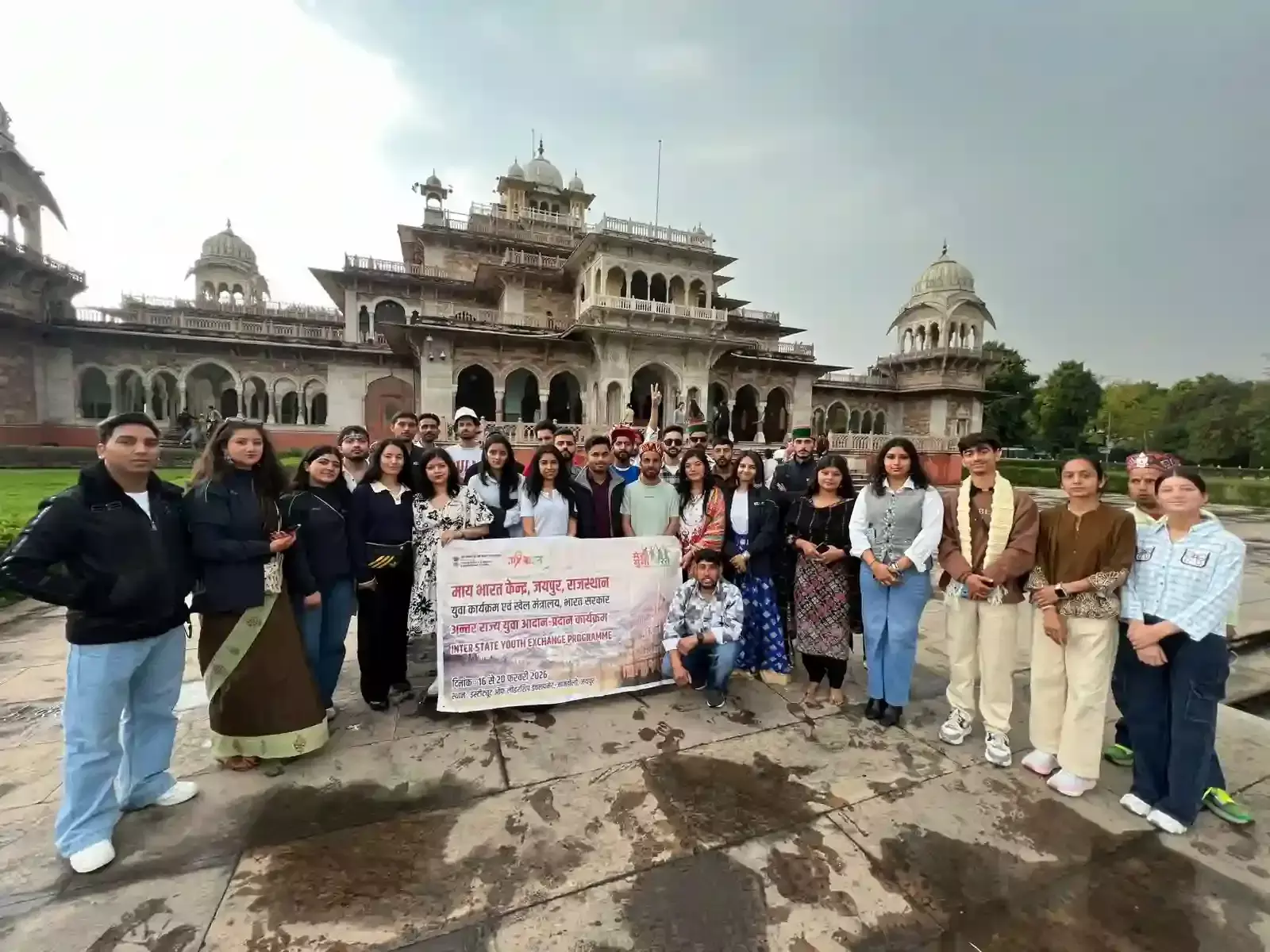 जयपुर के आमेर किला परिसर में ऐतिहासिक धरोहरों का अवलोकन करते विभिन्न राज्यों के युवा प्रतिभागी। जयपुर के आमेर किला परिसर में ऐतिहासिक धरोहरों का अवलोकन करते विभिन्न राज्यों के युवा प्रतिभागी।
