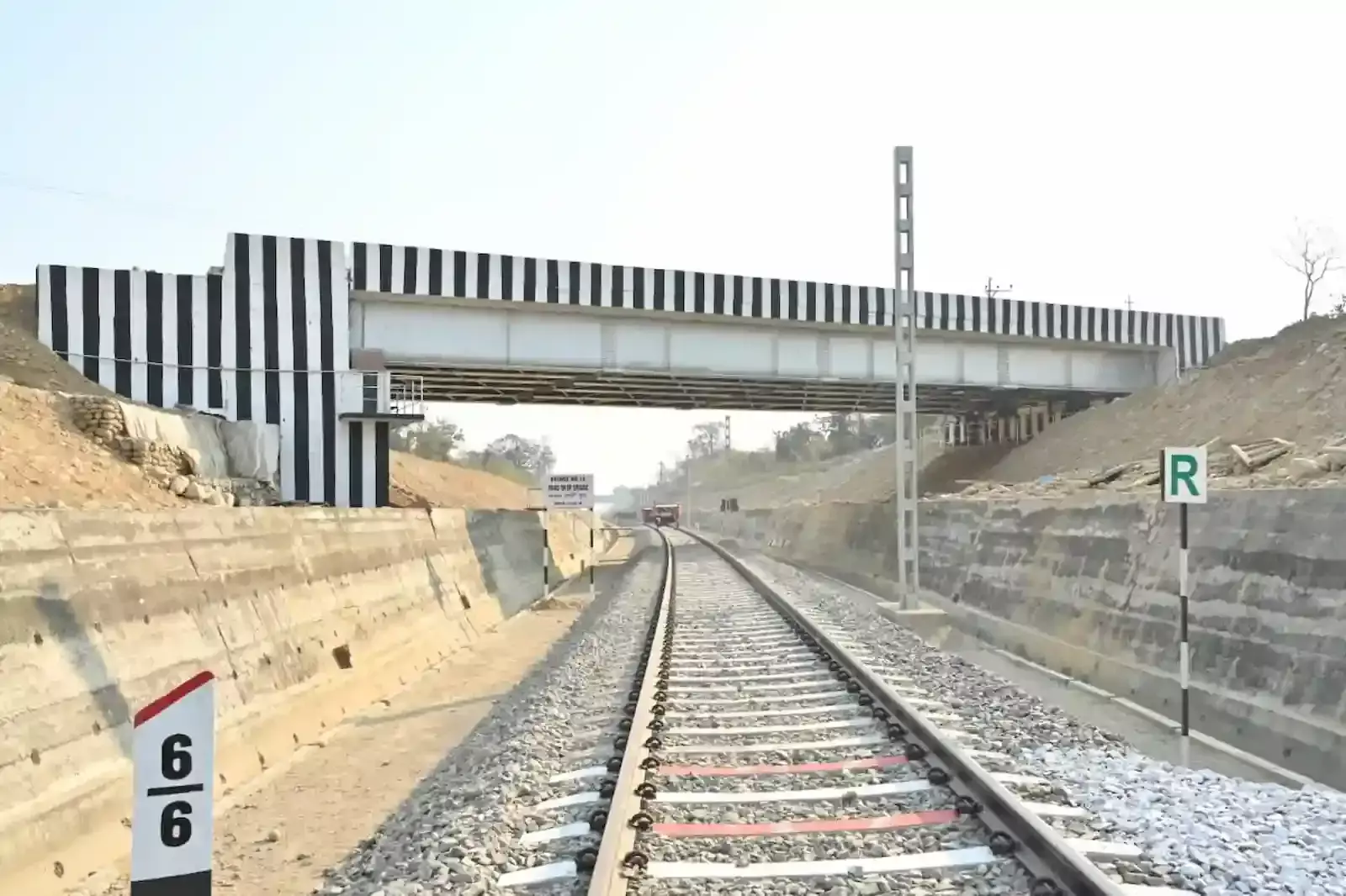 अरुणाचल प्रदेश में नवनिर्मित मुरकंगसेलेक सिल्ले रेल खंड पर दौड़ती हुई पैसेंजर ट्रेन का दृश्य। अरुणाचल प्रदेश में नवनिर्मित मुरकंगसेलेक सिल्ले रेल खंड पर दौड़ती हुई पैसेंजर ट्रेन का दृश्य।