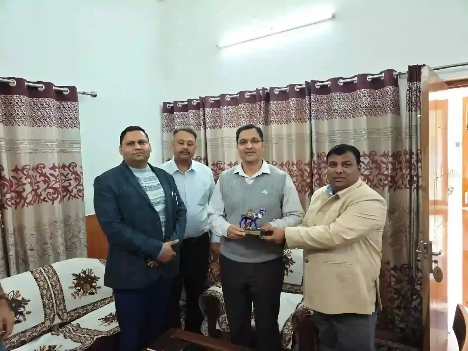 चंडीगढ़ रेलवे स्टेशन पर निर्माण कार्य का अवलोकन करते हुए जयपुर के पत्रकार और रेलवे अधिकारी। चंडीगढ़ रेलवे स्टेशन पर निर्माण कार्य का अवलोकन करते हुए जयपुर के पत्रकार और रेलवे अधिकारी।