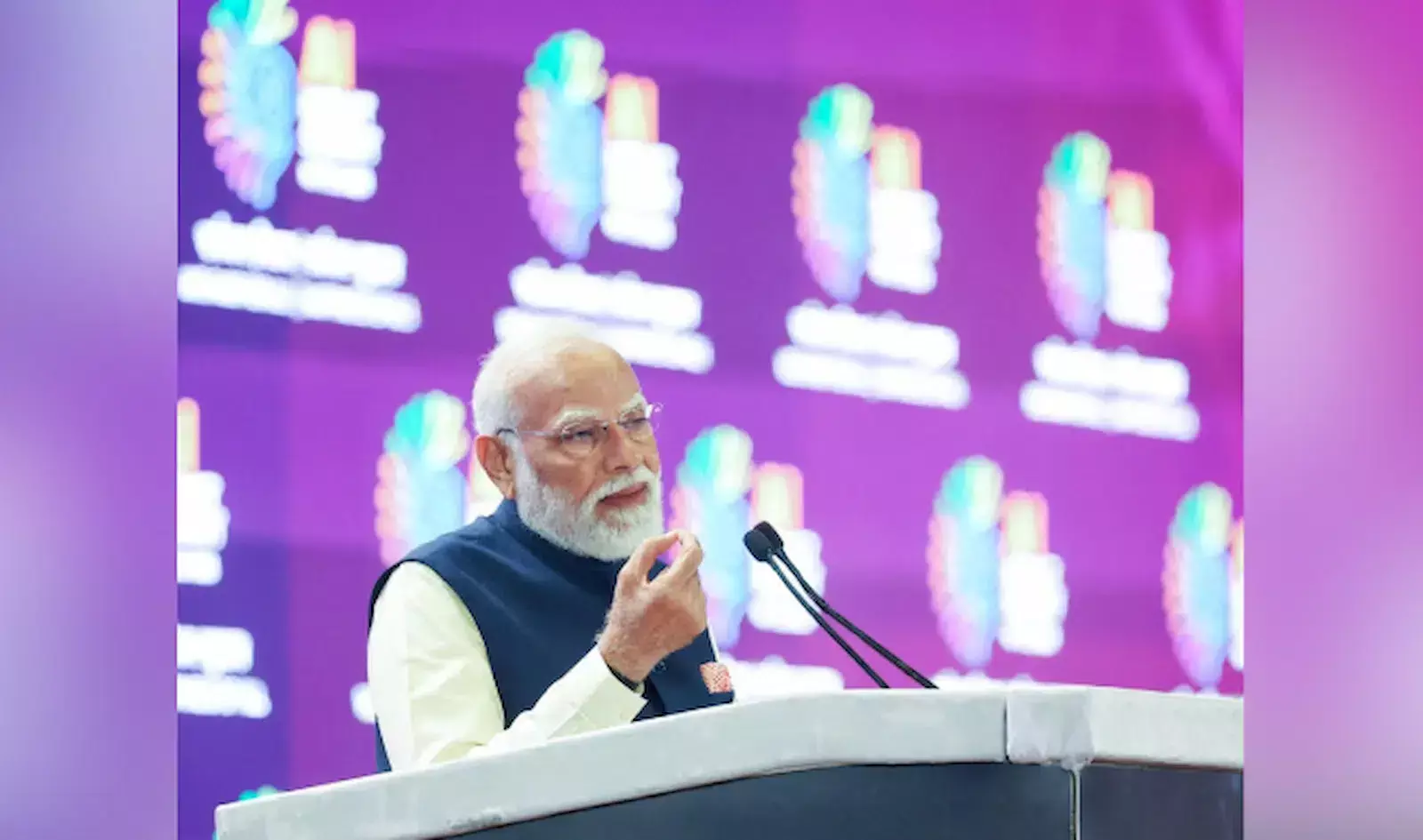 भारत मंडपम में मंच से इंडिया एआई इम्पैक्ट समिट 2026 को संबोधित करते हुए प्रधानमंत्री नरेंद्र मोदी। भारत मंडपम में मंच से इंडिया एआई इम्पैक्ट समिट 2026 को संबोधित करते हुए प्रधानमंत्री नरेंद्र मोदी।