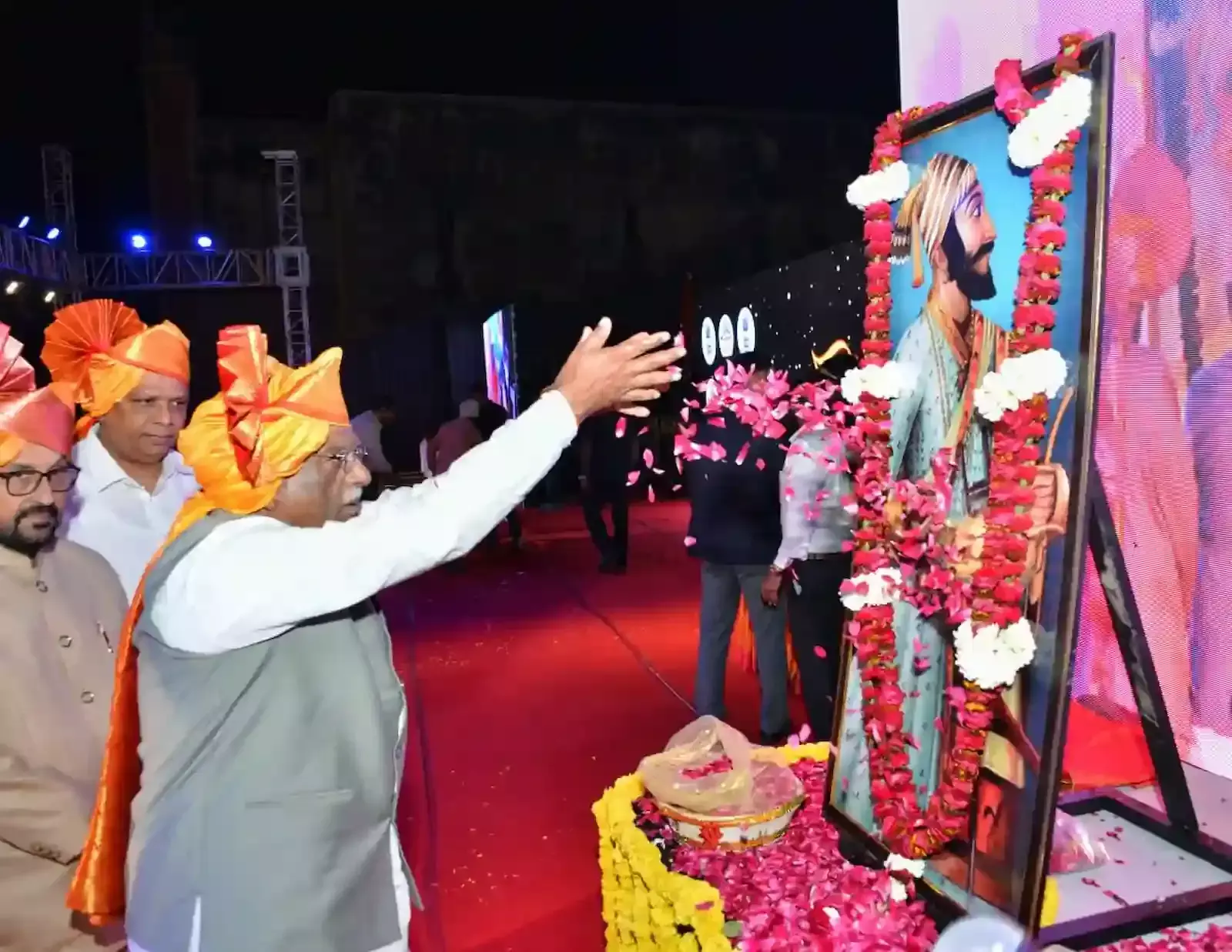 आगरा में आयोजित जयंती समारोह के दौरान छत्रपति शिवाजी महाराज की प्रतिमा पर पुष्पांजलि अर्पित करते राज्यपाल हरिभाऊ बागडे और अन्य अतिथि। आगरा में आयोजित जयंती समारोह के दौरान छत्रपति शिवाजी महाराज की प्रतिमा पर पुष्पांजलि अर्पित करते राज्यपाल हरिभाऊ बागडे और अन्य अतिथि।