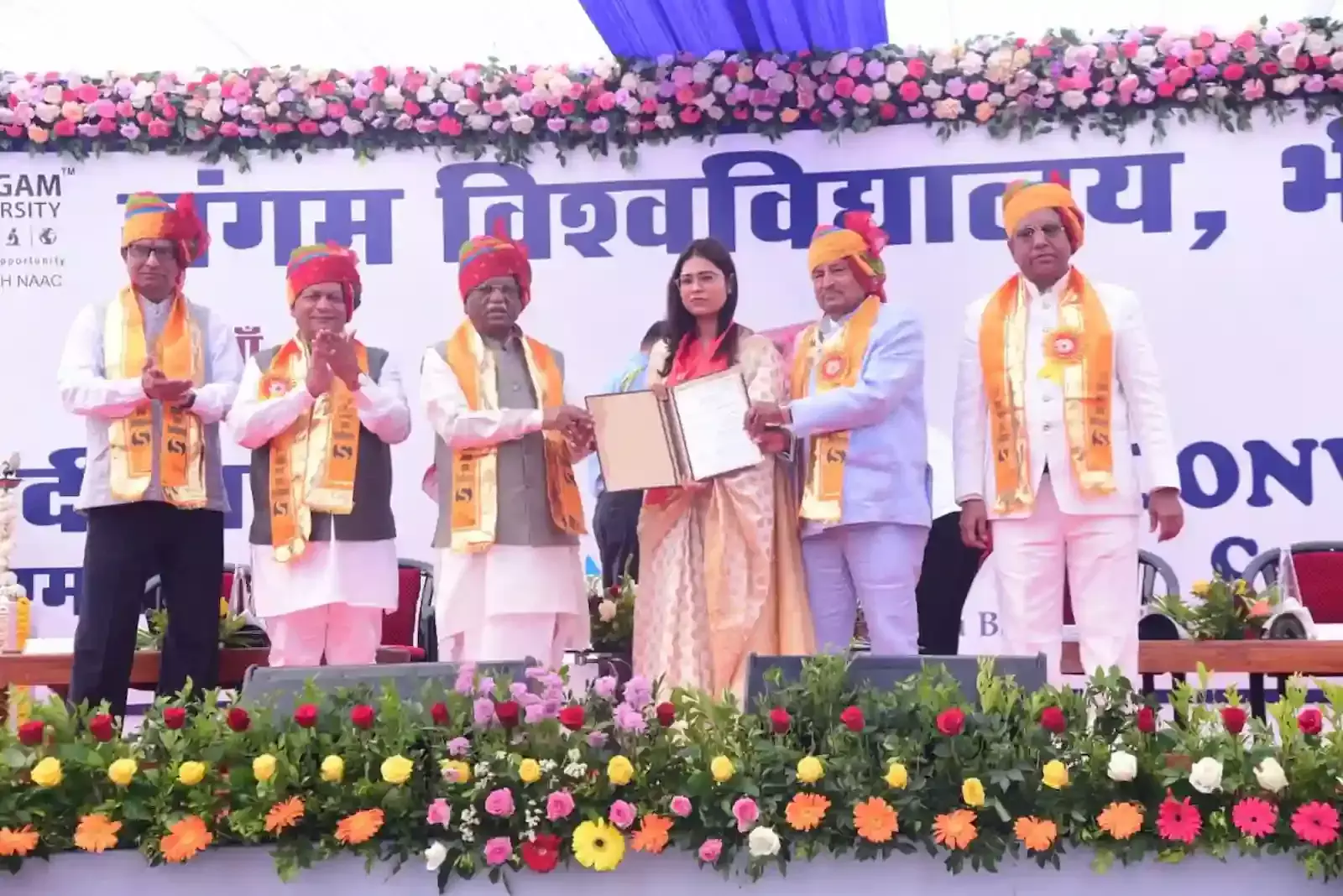 संगम विश्वविद्यालय के दीक्षांत समारोह में राज्यपाल हरिभाऊ बागड़े विद्यार्थियों को स्वर्ण पदक प्रदान करते हुए।